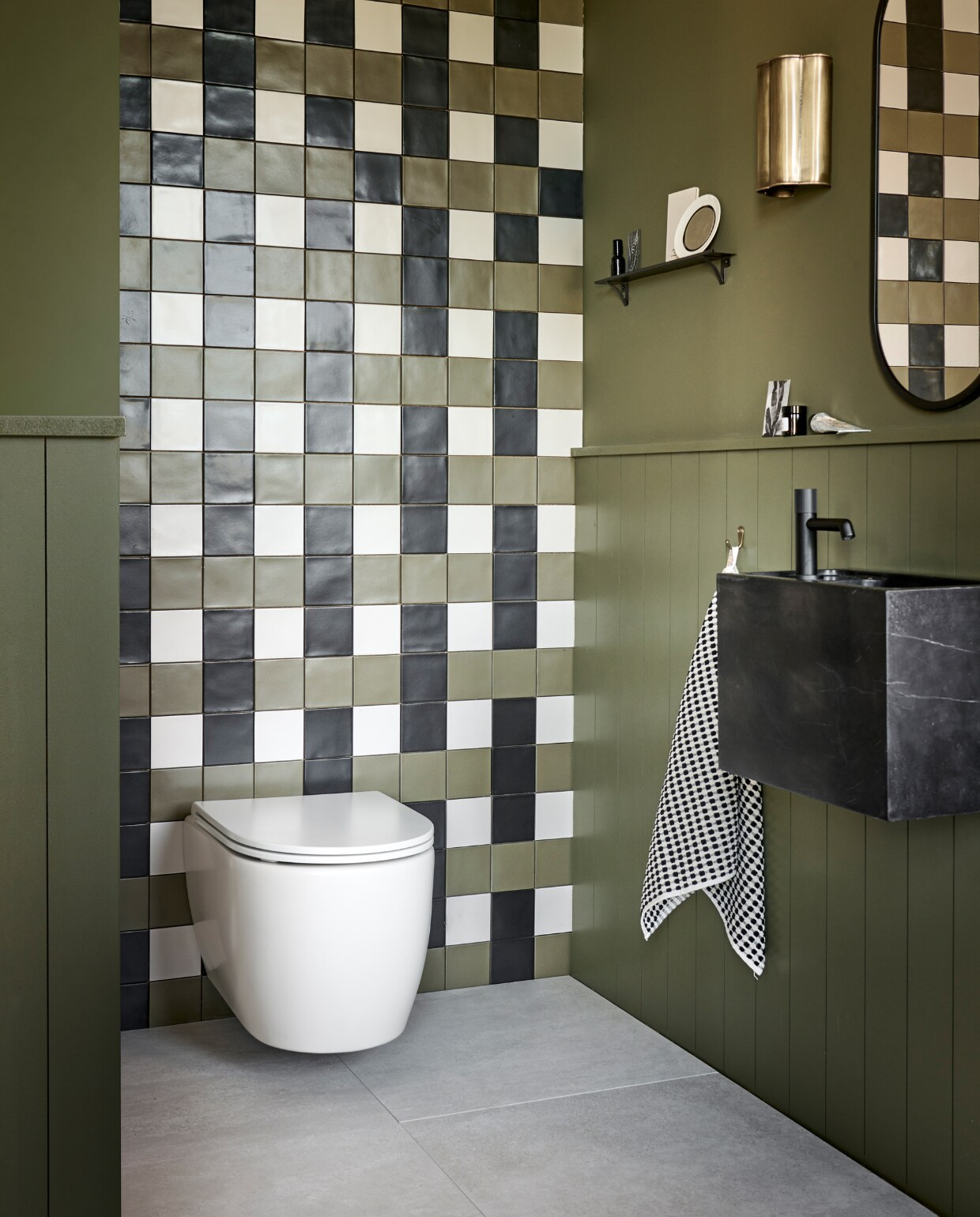 Spiegel ovaal € 44,95. Toiletwastafel Wide € 1246,-. Wand- en vloertegel Raw White mat per m2 vanaf € 62,50. Wandtegels Chop in Bone, Nero en Kaki per m2 € 79,90. Wandlamp Fringe vanaf € 47,50. Toilet Bloc € 1360,-. Bord Circles vanaf € 5,95. M.m.v. zarahome.com (zwart-witte handdoek), plieger.nl (toiletkraan). Overig privébezit. vtwonen catalogus 2023