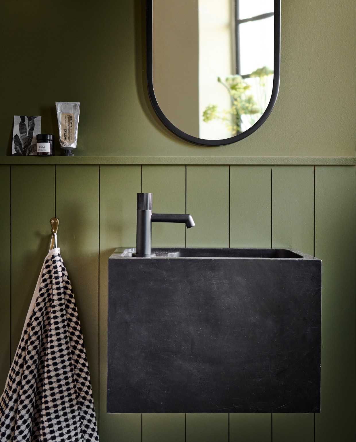 Spiegel ovaal ? 44,95. Toiletwastafel Wide ? 1246,-. Muurverf Khaki vanaf 1 liter ? 27,99. M.m.v. zarahome.com (zwart-witte handdoek), plieger.nl (douche-badkraan, toiletkraan), marie-stella-maris.com (beautyproducten). Overig privbezit. vtwonen catalogus 2023