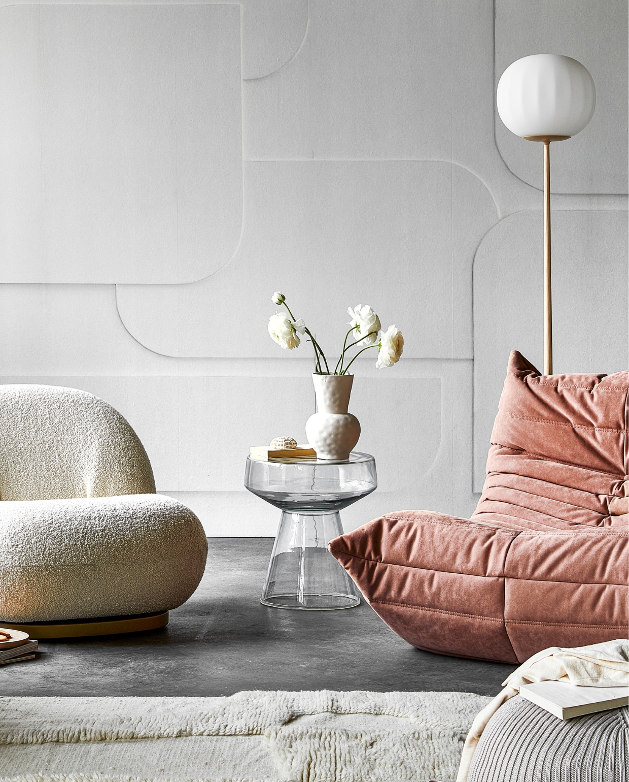Digitaal behang Soft 3D light grey, 6 banen van 280x50 cm, totaal (lxb) 280x300 cm € 149,-. M.m.v. kasstoor.nl (witte fauteuil, roze fauteuil, vloerlamp), homestede.nl (houten dienblad, poef), paviljoennoord.com (mok, shirt), loods5.nl/design (glazen bijzettafel), zara.com (vaas, schoenen), hm.com (vloerkleed), pure original.nl (muurverf Freso in kleur Sea Salt). Overig privébezit. vtwonen 05-2021 | productie Tanja Saarberg | styling Danielle Verheul | fotografie Peggy Janssen