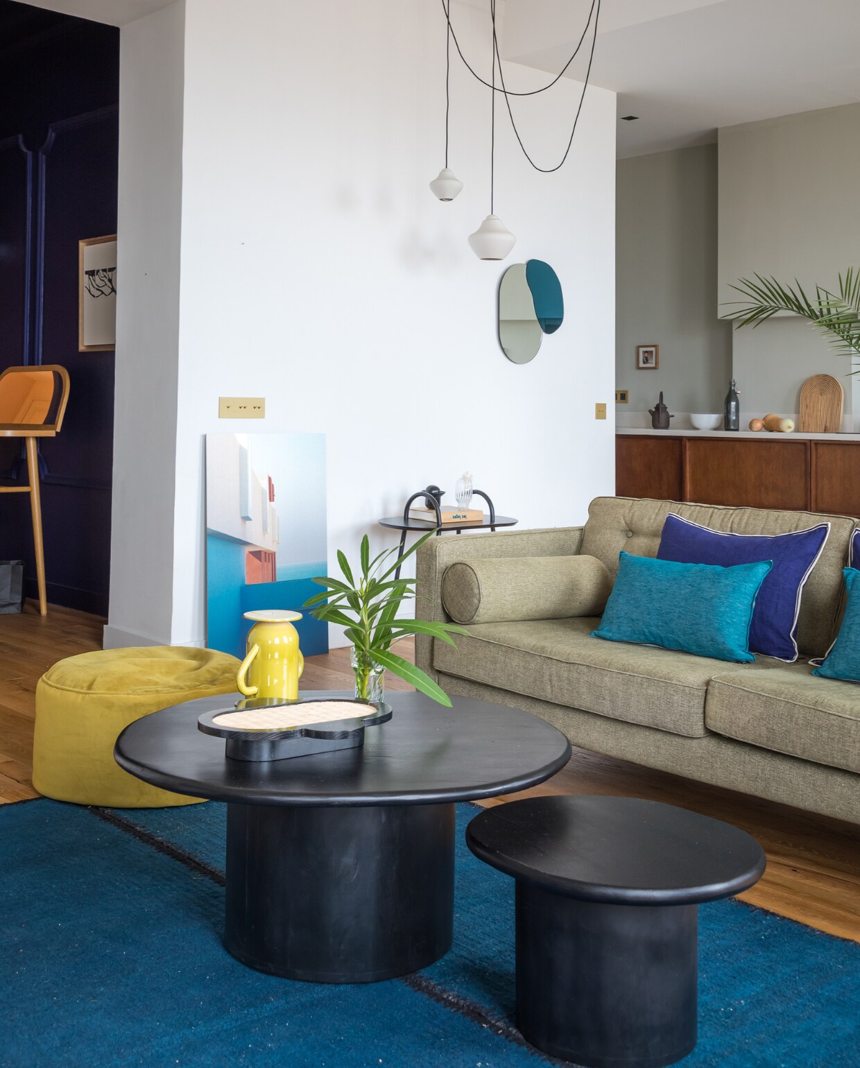 Bank erfstuk, koffietafels Ampm van La Redoute, poef Made, vloerkleed Elitis, kussens Maison de Vacances, Elitis. Hoge bijzettafel, hanglamp, spiegel, accessoires op tafels Margaux Keller. Overig onbekend. vtwonen 01-2022 | Productie en tekst AC Scoffoni | Styling Marie-Maud Levron | Fotografie Cécile Perrinet-Lhermitte