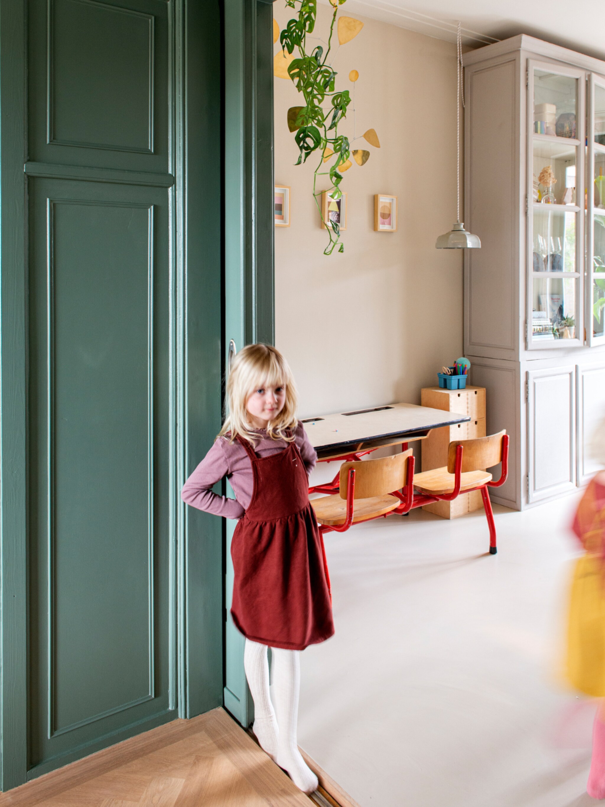 binnenkijken in een kinderparadijs met speelkasteel en apenkooi