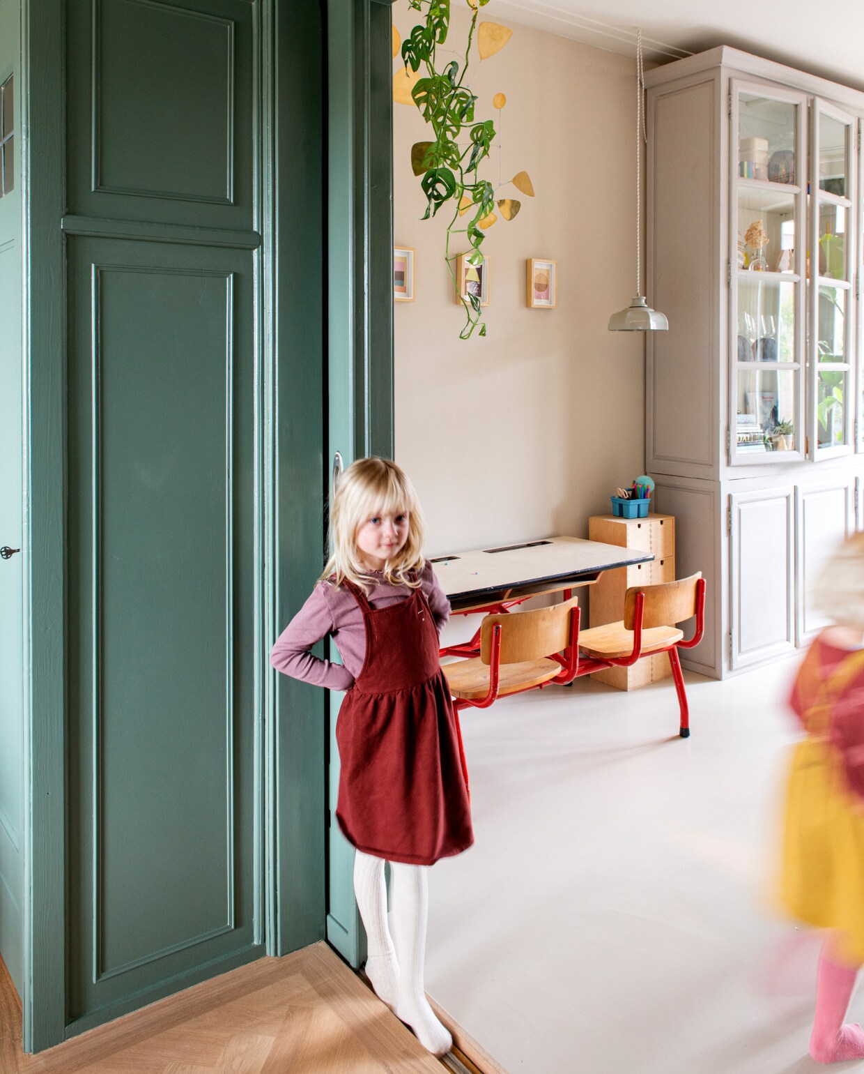 Lova Lis (6). Verf en suite Soft Fern 314 van Vestingh Paint. Vitrinekast &amp;klevering. Hanglamp en schooltafel vintage vondsten. Koperen mobile Lappalainen. Overig onbekend. vtwonen special kidsbijlage 13-2021 | productie de binnenkijkers | styling jeske weel | fotografie caroline coehorst