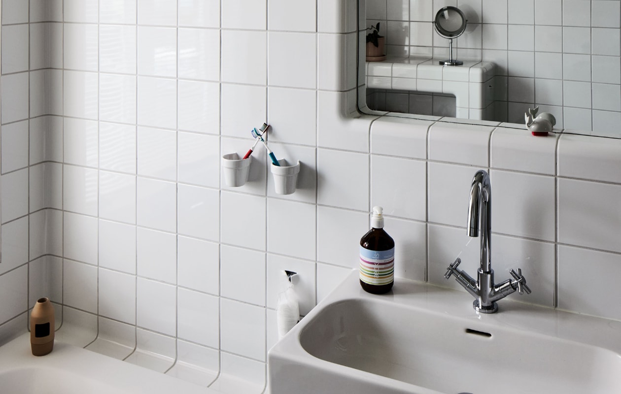 Tegels Dtile, kraan Bongio, wastafel Villeroy &amp; Boch. Overig onbekend. vtwonen 11-2023 | styling Mariella Kallenberg | fotografie René Mesman
