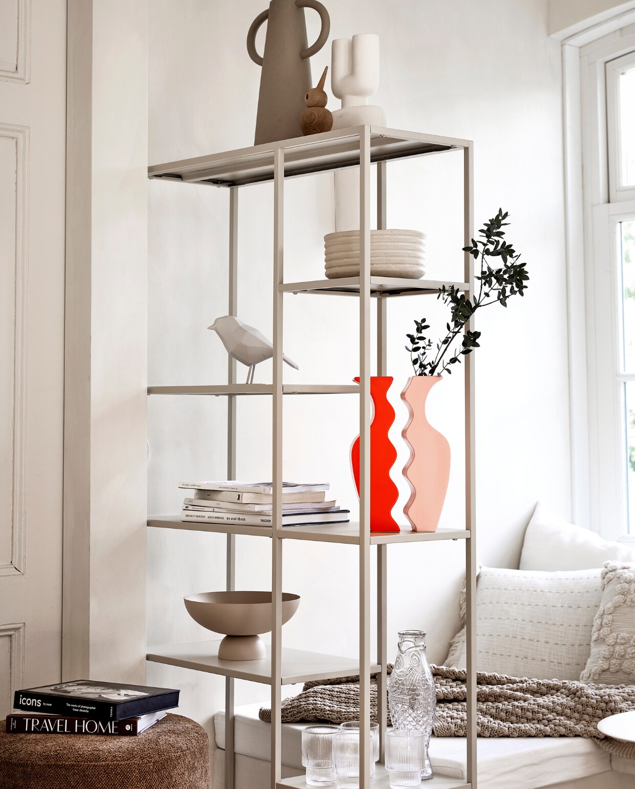 Metalen stellingkast van By Fonq, 79,5x30x165 cm (bxdxh) € 199,- (vtwonen.nl/shop). Bruine poef Poppy € 79,95, vaas met grote oren van Ferm Living € 119,-, papieren schaal met ribbels € 19,95, karaf Vis van Serax € 34,-, drinkglazen, per stuk € 5,95, getuft kussen Ilse, katoen en polyester € 24,95, beige gestreept kussen Aya € 34,95 (loods5.nl). Witte U-vorm vaas € 16,-, witte vogel € 8,50, schaal met voet € 16,50 (kwantum.nl). Houten vogel van ArchitectMade € 75,- (deensedingen.nl). Dolomieten vaas Wave, set van 2 € 64,95 (klevering.com). Katoenen plaid € 59,99 (sissy-boy.com). Overig privébezit. vtwonen 12-2023 | styling Kim Timmerman | fotografie Peggy Janssen