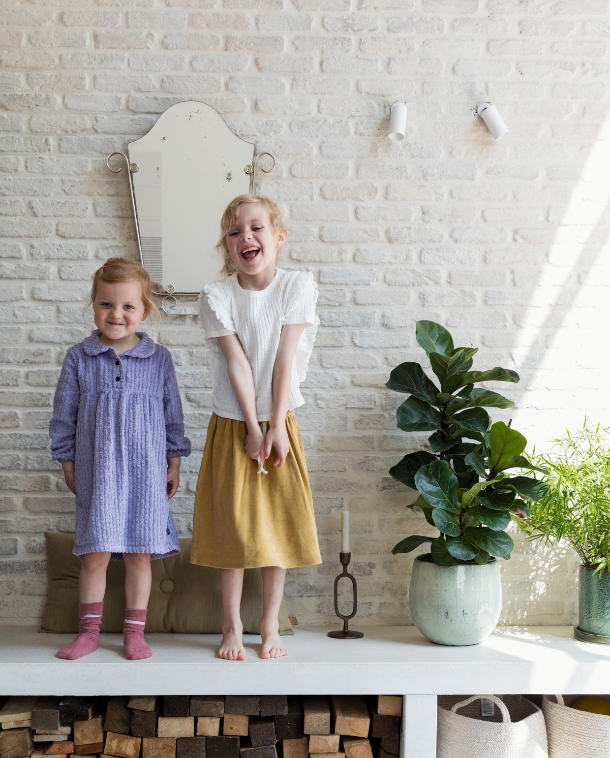 Kandelaar Zusss, manden H&amp;M, spiegel familiestuk, verlichting Modular. Overig onbekend. vtwonen 11-2023 | styling Ilona Jongepier | fotografie Dana van Leeuwen