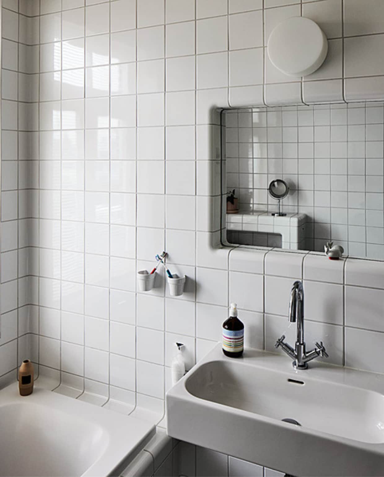 Tegels Dtile, kraan Bongio, wastafel Villeroy &amp; Boch. Overig onbekend. vtwonen 11-2023 | styling Mariella Kallenberg | fotografie René Mesman