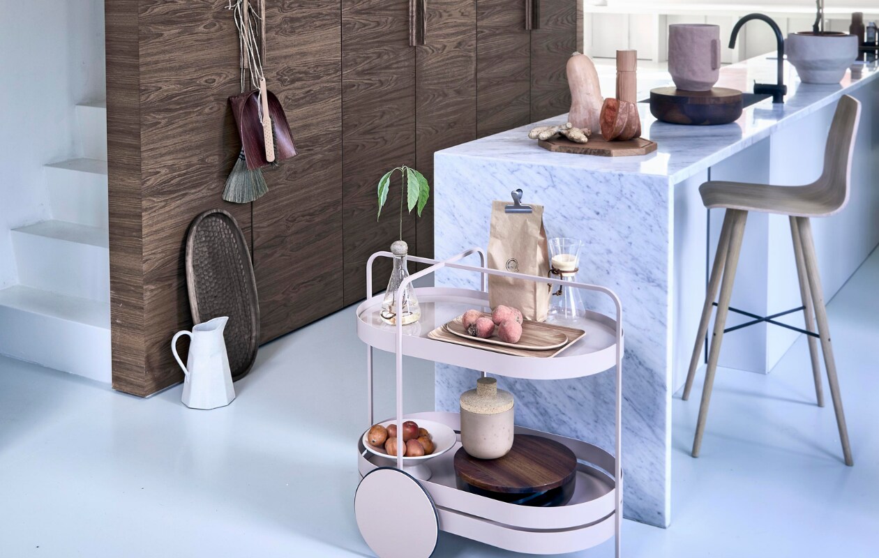Trolley Grace van Schonburch, schalen met deksel van When objects work (homestede.nl). Eikenhouten barkruk Beaver, eikenhouten octagon snijplank medium (bolia.nl). Terracota hoge schaal op aanrecht, ovale houten dienblad, rechthoekig houten dienblad, witte kan, grote terracotta schaal met plant erin (zarahome.com). Houten schaal tegen kast van Zanat (kasstoor.nl). Stoffer, bamboe blik  (pantoufle-design.nl). Grote houten pepermolen (oturn.nl). Overig privébezit. vtwonen 08-2020 | styling Cleo Scheulderman | fotografie Jeroen van der Spek