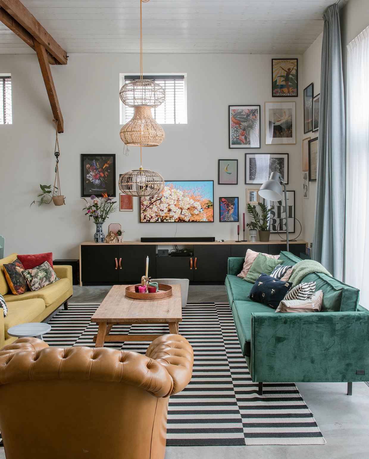 Chesterfield-fauteuil en vloerlamp Marktplaats, koffietafel Loods 5. Vloerkleed Ikea. Kussens links zelfgemaakt, rechts Sissi-Boy en Ikea. Lijsten Ikea en Hema. Overig onbekend. vtwonen special DIY 6-2022 | fotografie Ton Bouwer