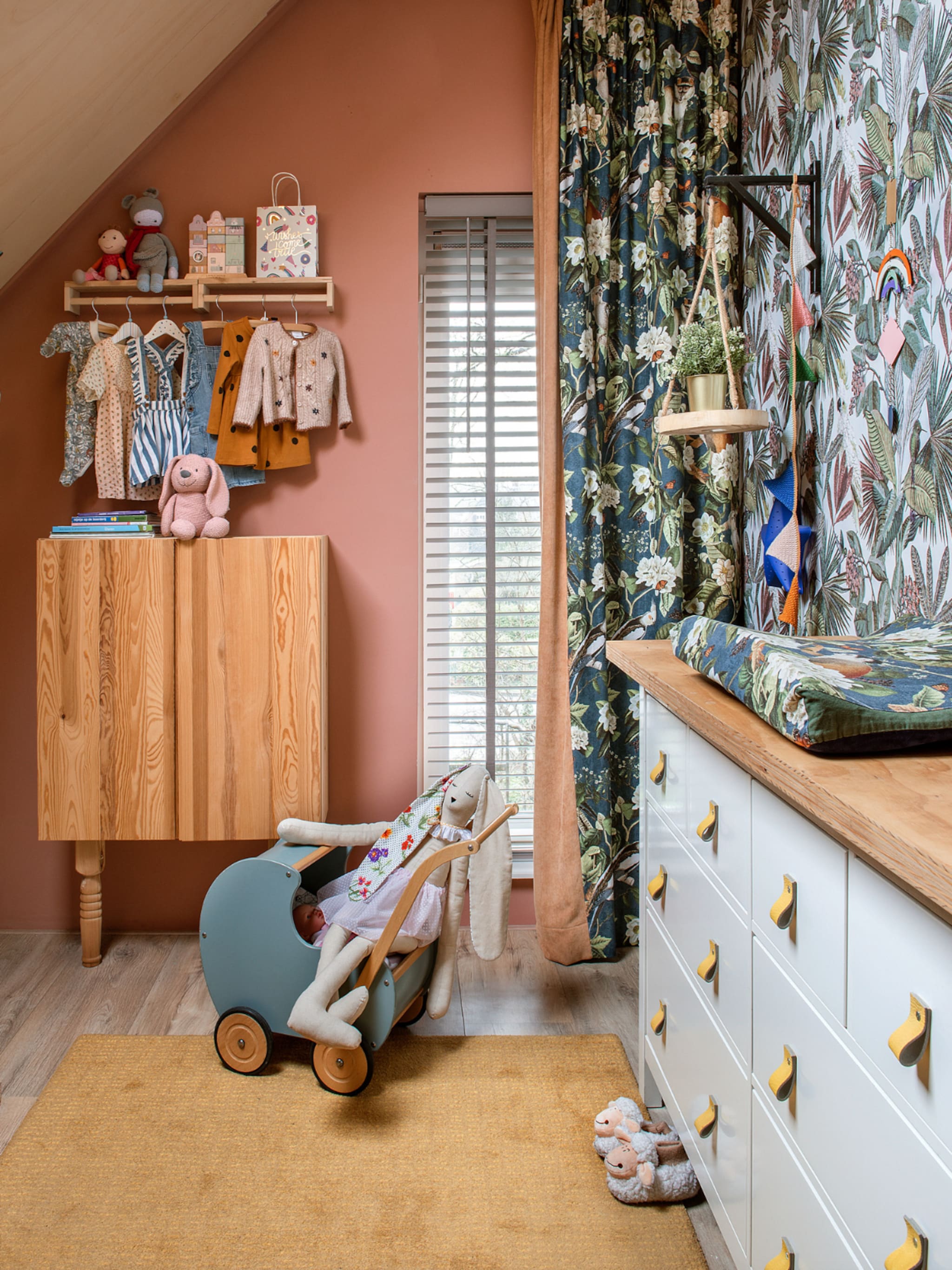 zo style je een babykamer met junglethema