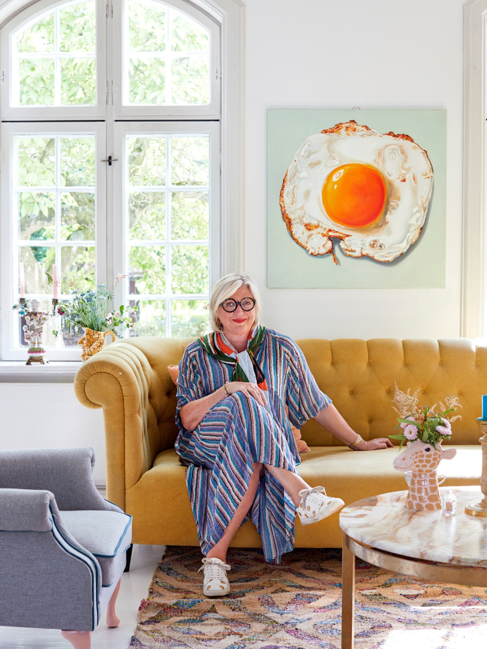 binnenkijken in een kleurrijke villa in denemarken met behang in elke ruimte