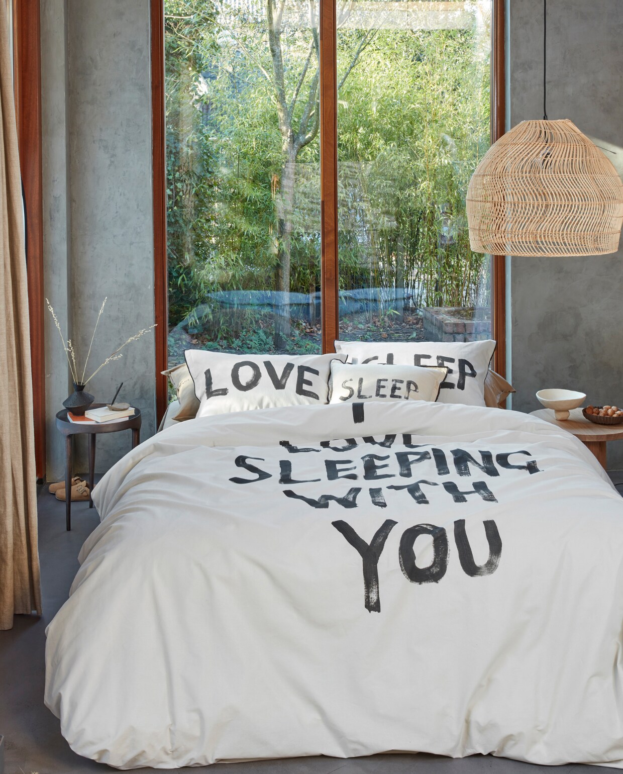 Katoenen dekbedovertrek Love Sleep in naturel, 140x200/220 cm € 49,95, 200x200/220 cm € 89,95, 240x200/220 cm € 99,95.M.m.v. loods5.nl/design (bijzettafel), zarahome.com (zwarte vaas, instappers), vtwonen.nl/shop (hanglamp van HKliving). Overig privébezit. vtwonen 12-2012 | productie Tanja saarberg  | styling Danielle Verheul | fotografie Richard Smit