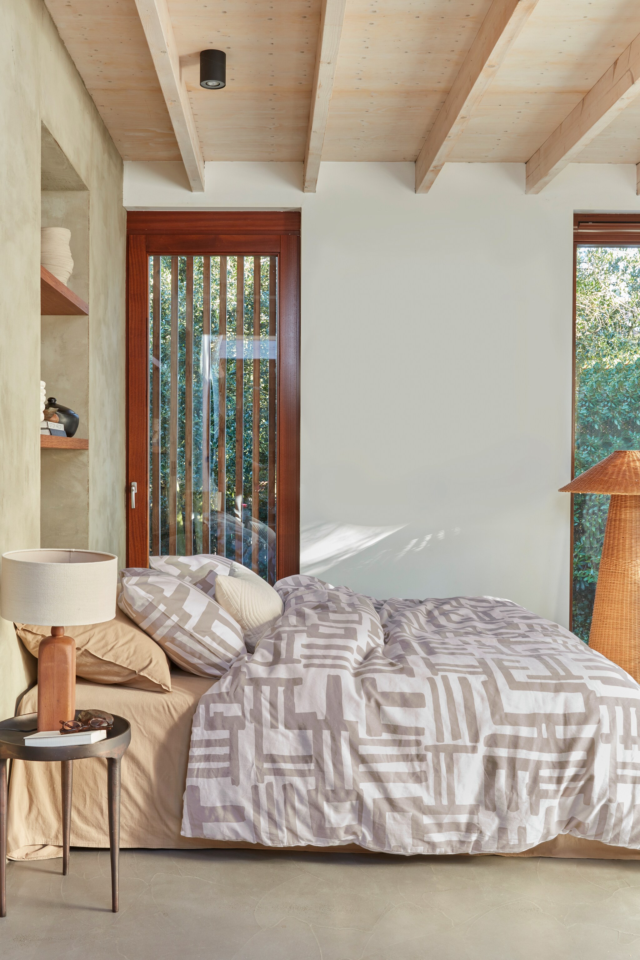 Katoenflanellen dekbedovertrek Mixed Stripes in naturel, 140x200/220 cm € 49,95, 200x200/220 cm € 89,95, 240x200/220 cm € 99,95. Katoenfluwelen kussen Broom Bow in naturel, 40x60 cm € 49,95, ook verkrijgbaar in terra. M.m.v. loods5.nl/design (bijzettafel), loods5.nl (tafellamp), hm.com (keramieken vaas), vtwonen.be/shop (hoeslaken en kussenhoes uit set Earth Yellow). Overig privébezit. vtwonen 12-2012 | productie Tanja Saarberg  | styling Danielle Verheul | fotografie Richard Smit