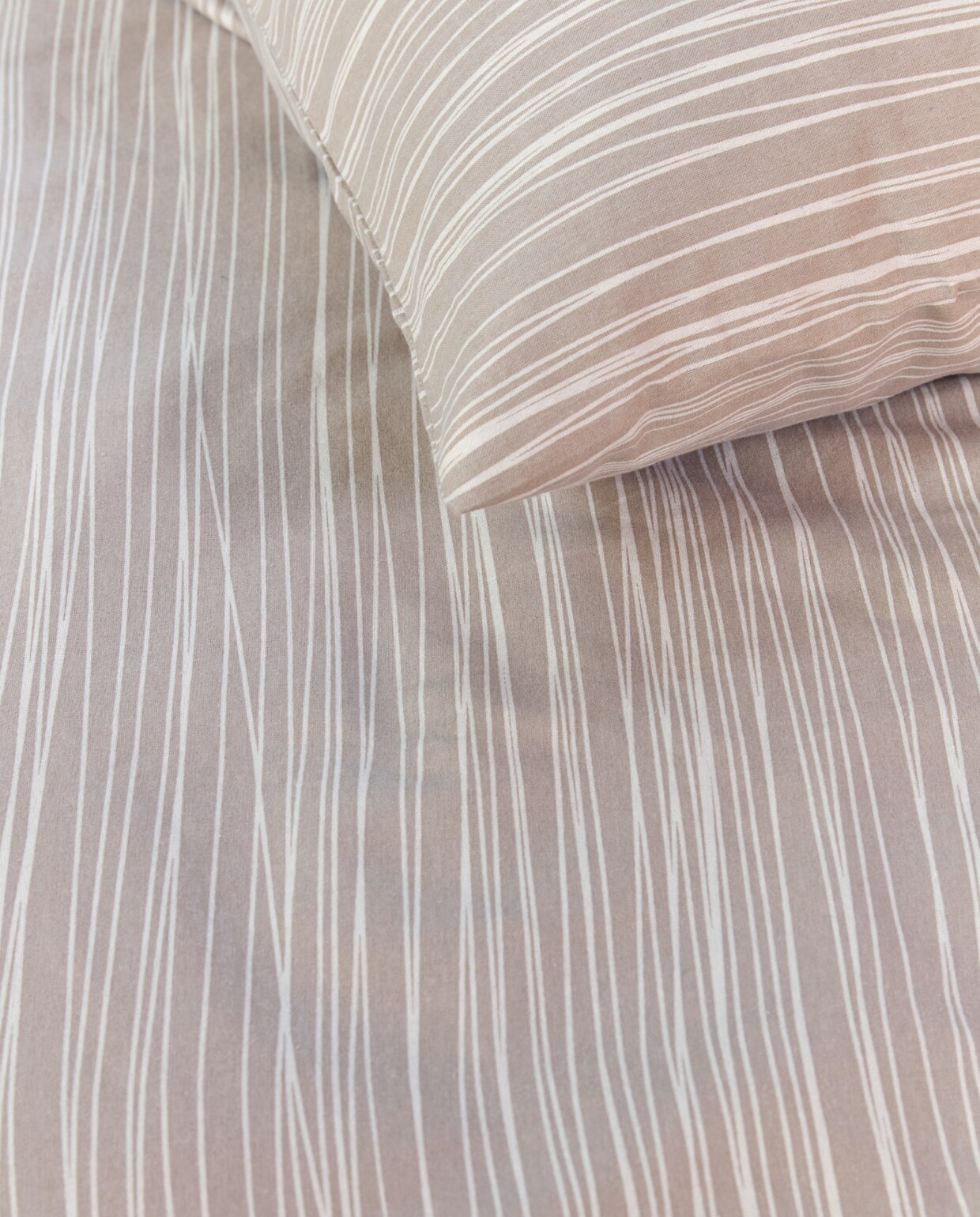 Katoenflanellen dekbedovertrek Drips in naturel, 140x200/220 cm € 49,95, 200x200/220 cm € 89,95, 240x200/220 cm € 99,95, 260x200/220 cm € 119,95. vtwonen 12-2012 | productie Tanja saarberg  | styling Danielle Verheul | fotografie Richard Smit