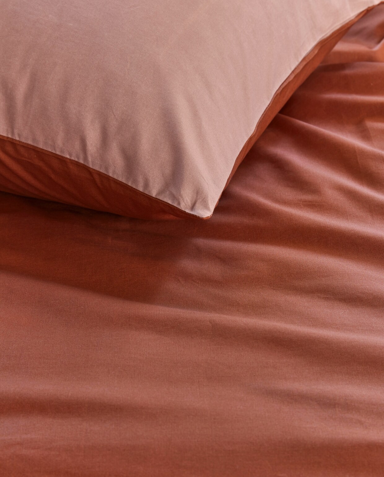 Katoenen dekbedovertrek Match in terra, omkeerbaar, 140x200/220 cm € 49,95, 200x200/220 cm € 89,95, 240x200/220 cm € 99,95. vtwonen 12-2012 | productie Tanja saarberg  | styling Danielle Verheul | fotografie Richard Smit