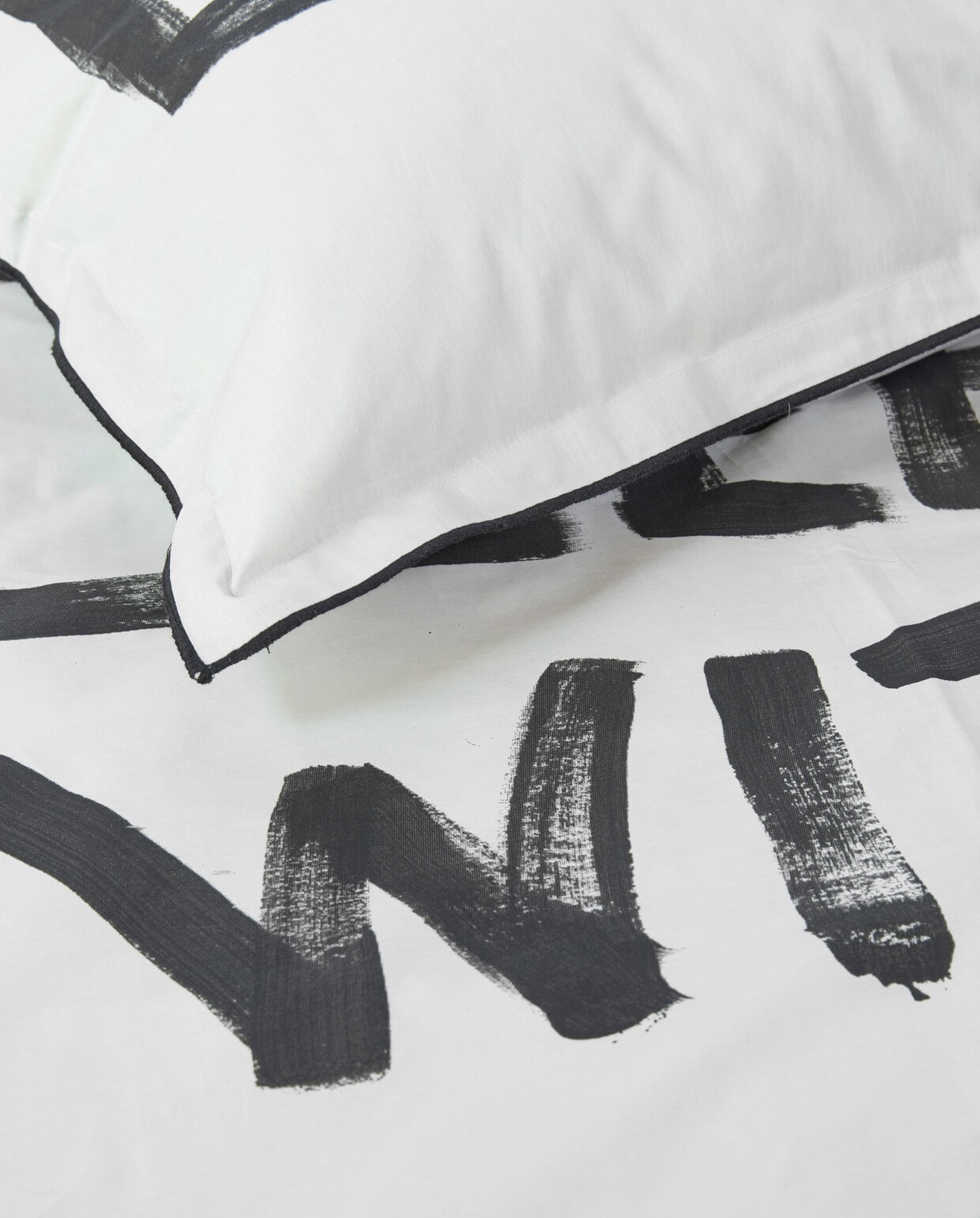 Katoenen dekbedovertrek Love Sleep in naturel 140x200/220 cm € 49,95, 200x200/220 cm € 89,95, 240x200/220 cm € 99,95. vtwonen 12-2012 | productie Tanja saarberg  | styling Danielle Verheul | fotografie Richard Smit