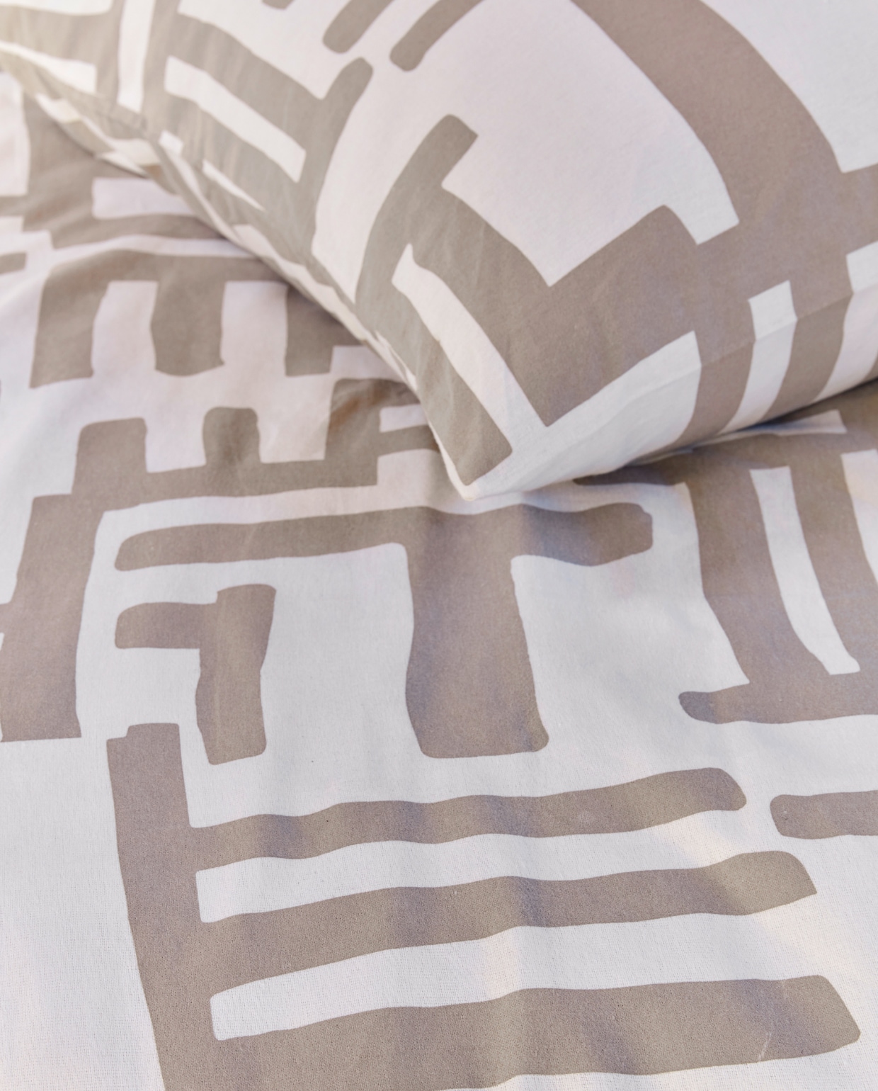 Katoenflanellen dekbedovertrek Mixed Stripes in naturel 140x200/220 cm € 49,95, 200x200/220 cm € 89,95, 240x200/220 cm € 99,95. vtwonen 12-2012 | productie Tanja saarberg  | styling Danielle Verheul | fotografie Richard Smit