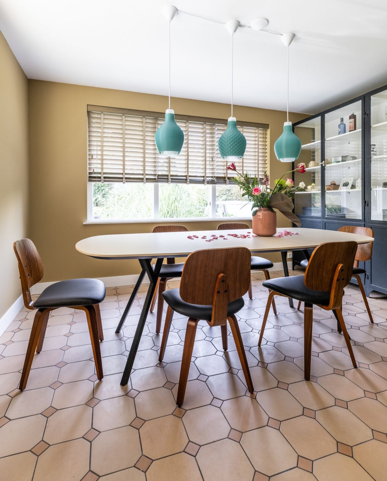 Weer verliefd op je huis aflevering 6 seizoen 19, Frans in Sint Pancras, eethoek Weer verliefd op je huis aflevering 6 seizoen 19 | styling Frans Uyterlinde | fotografie Margriet Hoekstra