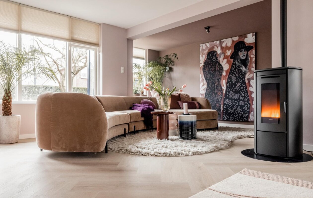 Verf muren en plafond Heart Wood Flexa, Verf muur (achter het kunstwerk) Chocolate Milk Flexa, Elektrische raambekleding Dupli plisségordijnen 32 mm in de kleur E52524 Aanhuis.nl, Pvc-vloer van Coretec in de kleur Texas Oak 2471 Aanhuis.nl, Plafondspot Nigel Lucide, Wandlampen Gipsy in de kleur Taupe Lucide, Vloerlamp Shelby Zuiver, Kunstwerk (bij de bank) Less ego, more empathy van Renske Herder Werk aan de Muur, Kunstwerk (bij de lamp) Blauwe vaas of waterkan met lijntekening van Renske Herder Werk aan de Muur, Kunstwerk (bij de lamp) Vrouwenportret in zalm roze en kobalt blauw van achteren van Renske Herder Werk aan de Muur, Kunstwerk Bohemian vrouw portret met een bloem | paars en rood van Renske Herder Werk aan de Muur, Bank Connor Eijerkamp, Vloerkleed Shaggy Eijerkamp, Bijzettafel Mob Polspotten, Blauwe bijzettafel Lagoon Polspotten, Roze bijzettafel Chubby Polspotten, Hoogpolig roze kussen Flokati Vetsak, Hoogpolig klein langwerpig kussen Vetsak, Roze kussen Plica van Hay vtwonen, Rond kussen Mandarin van Kaat Amsterdam vtwonen, Rechthoekige kussens Reload Kaat Amsterdam vtwonen, Paars plaid AaBe, Lampenvoet en -kap Retro Stoneware HKliving, Glazen vaas Ribbed HKliving, Blauw bord Kyoto van HKliving vtwonen, Planten, plantenpotten Plantje.nl, Haard, tv-meubel privébezit Weer verliefd op je huis aflevering 5 seizoen 18 | styling Marianne Luning | fotografie Sonja Velda