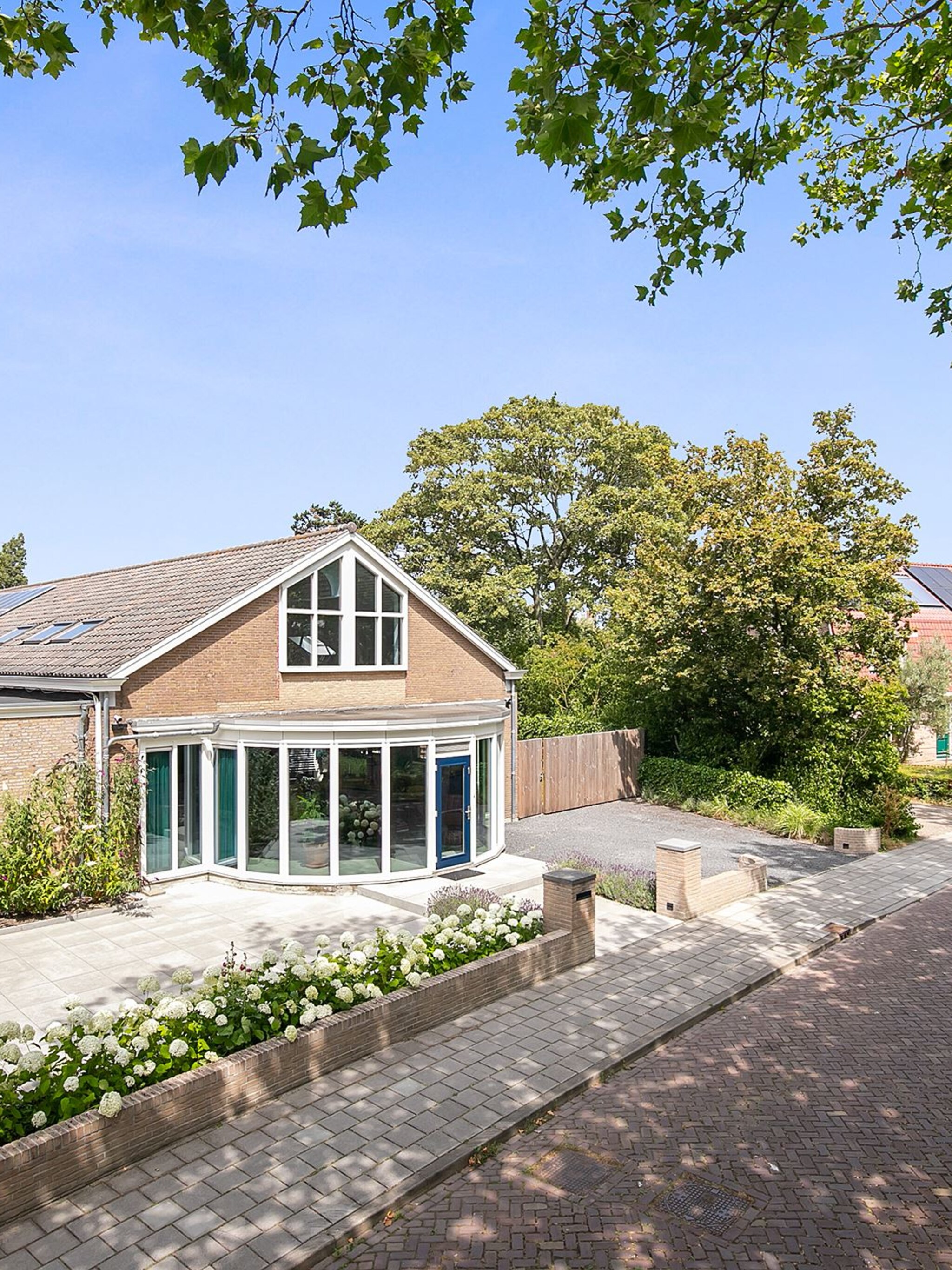 gespot een omgebouwde school met eigen gymzaal