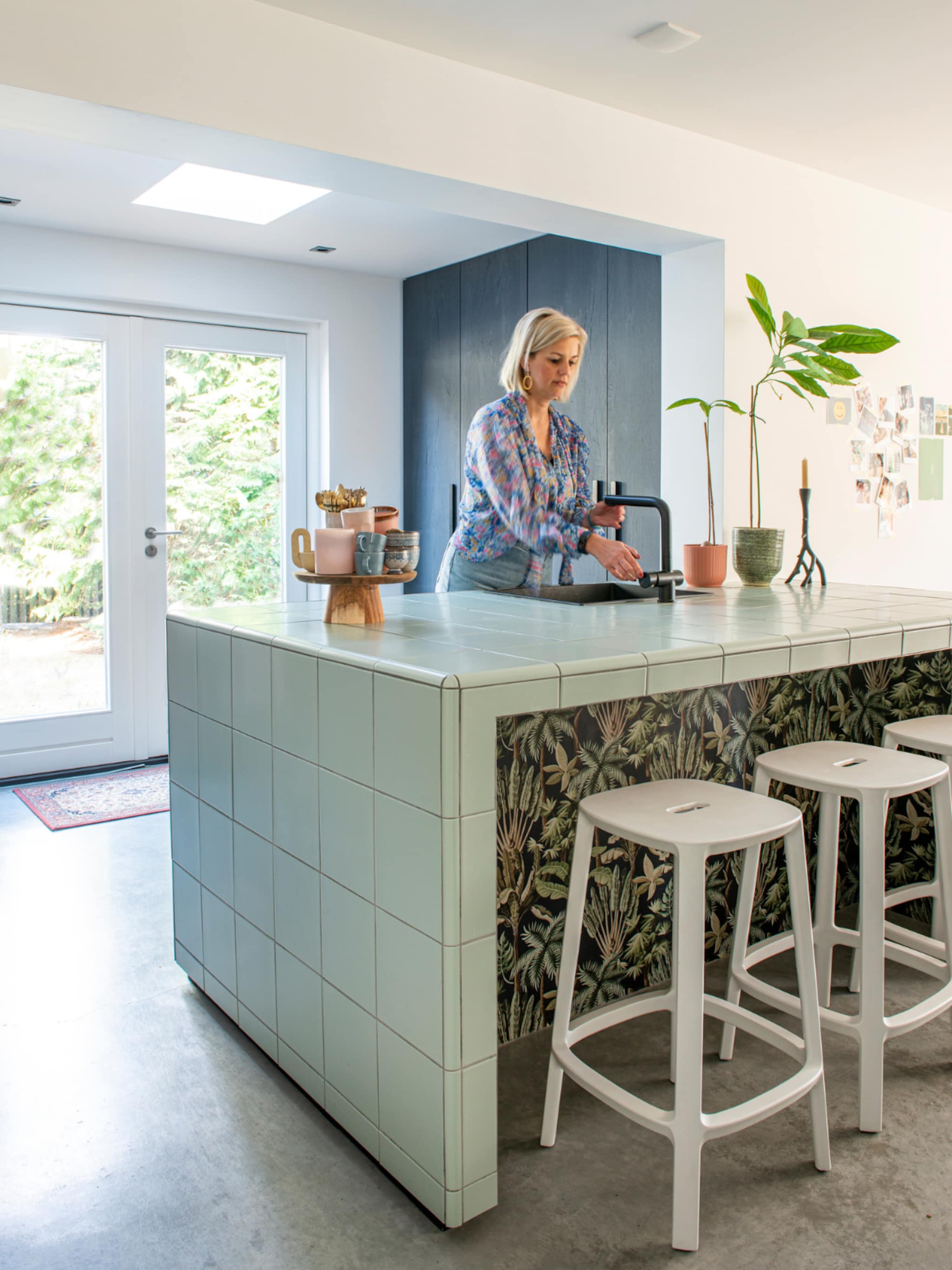 van betegelde bar tot creatieve daybedstee binnenkijken in een bungalow vol diy projecten