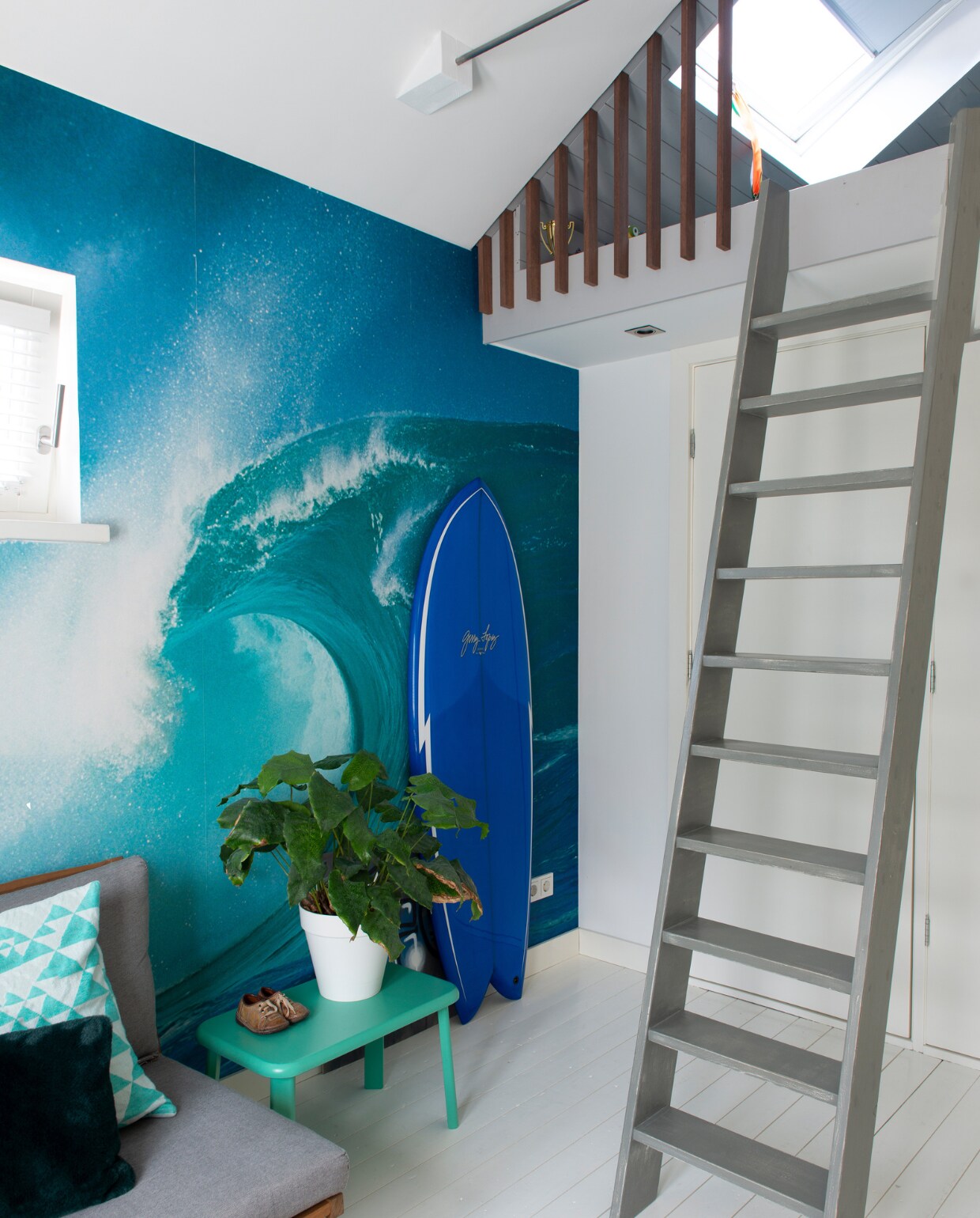 Surfboard onbekend, tafel kringloop. vtwonen special DIY 6-2022 | productie De Binnenkijkers | styling Jeske Weel | fotografie Caroline Coehorst