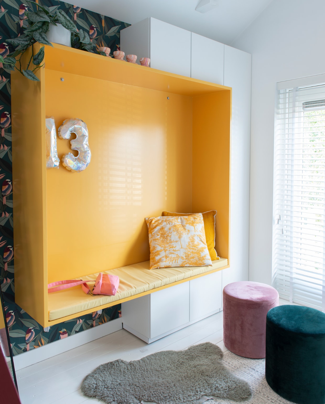 Zitbak zelfgemaakt, kasten Assmann, behang Vogel van Studio Ditte, kussens Hema, tas Susan Bijl, poefs en schapenvacht Leen Bakker. Overig onbekend. vtwonen special DIY 6-2022 | productie De Binnenkijkers | styling Jeske Weel | fotografie Caroline Coehorst