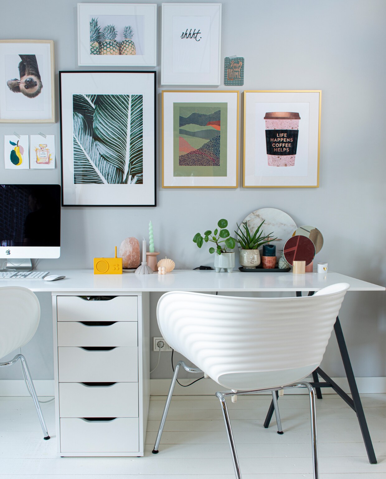 Het bureaublad is een afgekeurd keukenblad. Kast,  schragen en lijsten Ikea. Stoel Tom Vac van Vitra, wollen kleed H&amp;M Home. Groen met oranje zeefdruk The Maker Store, overige posters Desenio. Gele bluetooth speaker ’t Haagje. Overig onbekend. vtwonen special DIY 6-2022 | productie De Binnenkijkers | styling Jeske Weel | fotografie Caroline Coehorst