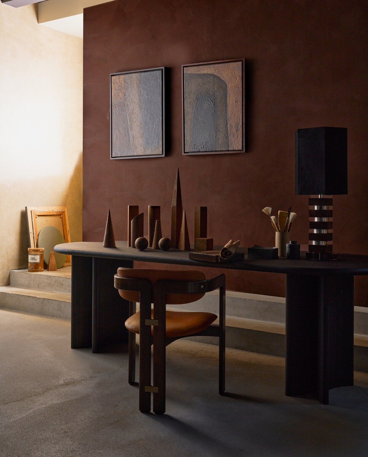 Muurverf Fresco in Bison Hair, per 2,5 liter € 129,90 (pure-original.com). Vintage stoel Pamplona van Augusto Savini € 1300,- (Instagram @iconic_objects). Houten geometrische objecten, prijs op aanvraag (graublau.nl). Eettafel van Table du Sud x Clairz, vanaf € 3250,- (tabledusud.nl). Schilderijen in aardetinten van Eef Sanders, 50x40 cm, prijs op aanvraag (justanother- shop.nl). Vintage tafellamp € 450,- (vintagehoarder.com). Overig privébezit. vtwonen 12-2023 | styling Cleo Scheulderman | fotografie Jeroen van der Spek