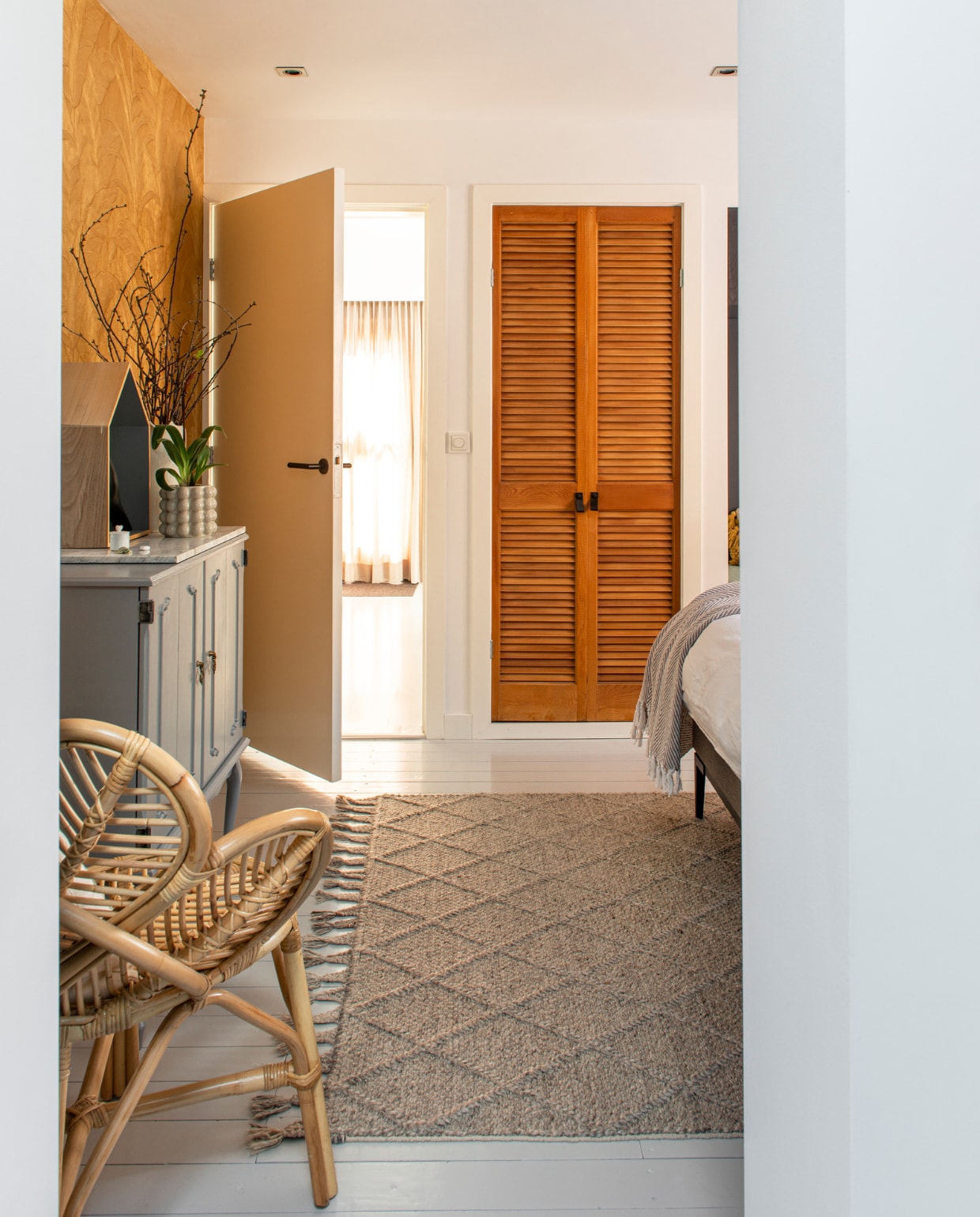 Behang Monsoon Musa van Arte, louvredeuren Marktplaats, grepen Karwei, grijze kast kringloopvondst, bamboestoel Sumbawa van Kwantum, vloerkleed Karwei. Overig onbekend. vtwonen special DIY 6-2022 | productie De Binnenkijkers | styling Jeske Weel | fotografie Caroline Coehorst