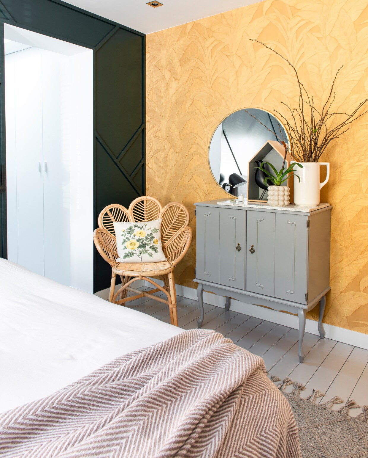 Spiegel Xenos, bloempot Zara Home, kussen H&amp;M Home, waterkan kringloopvondst. Behang Monsoon Musa van Arte. Bamboestoel Sumbawa van Kwantum. Vloerkleed Karwei. Overig onbekend. vtwonen special DIY 6-2022 | productie De Binnenkijkers | styling Jeske Weel | fotografie Caroline Coehorst