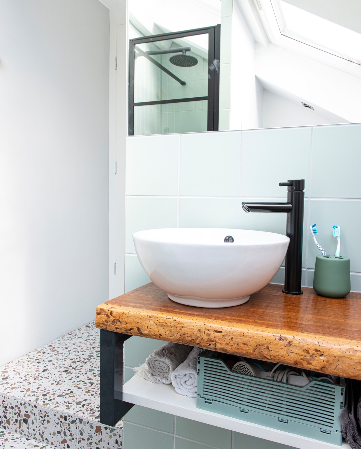 Tegels Edera mat Ce.si, kraan en waskom Tims Outlet. Boomstamblad op maat gezaagd, metalen beugels DIY, terazzo tegels via Kloosterman keukens &amp; badkamers. Overig onbekend. vtwonen special DIY 6-2022 | productie De Binnenkijkers | styling Jeske Weel | fotografie Caroline Coehorst