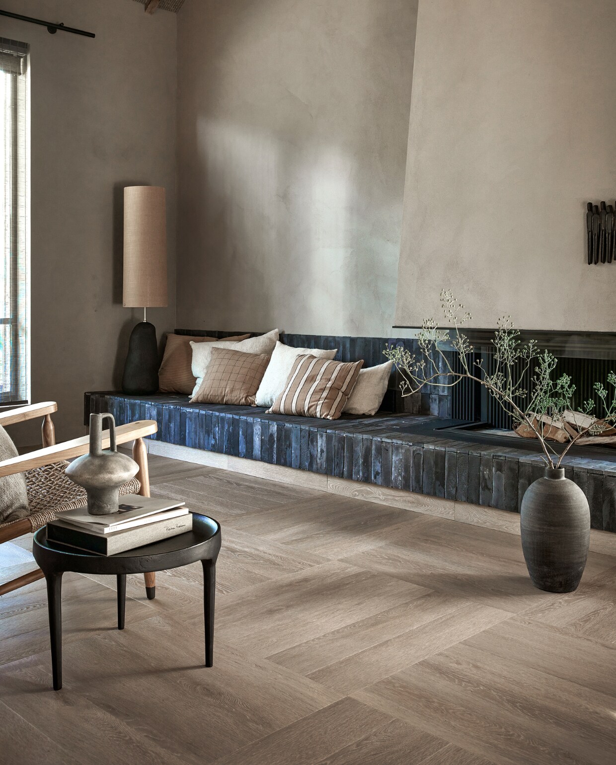 Pvc-vloer Herringbone in Warm Natural, dryback, 76,5x15,3 cm, per m² € 44,95, ook verkrijgbaar als click, per m² € 57,95.M.m.v. vtwonen.be/shop (kussens van Ferm Living, donkergrijze lampenvoet Hebe van Ferm Living, lampenkap Eclipse van Ferm Living in Curry), 101cph.com (aluminium bijzettafel Phantom). Overig privébezit. vtwonen 12-2023 | productie Tanja Saarberg | styling Kim van Rossenberg | fotografie Peggy Janssen