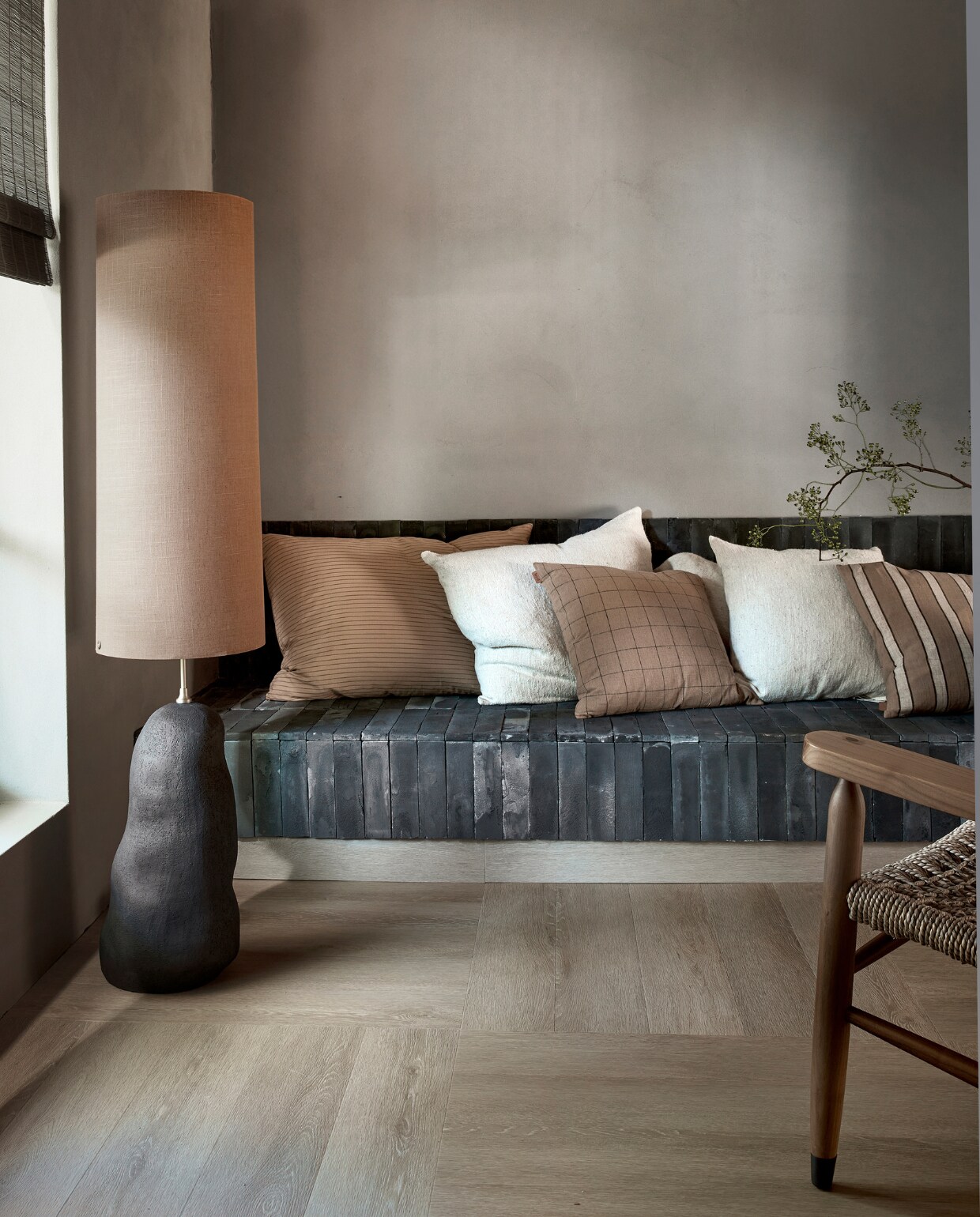 Pvc-vloer Herringbone in Warm Natural, dryback, 76,5x15,3 cm, per m² € 44,95, ook verkrijgbaar als click, per m² € 57,95. vtwonen 12-2023 | productie tanja saarberg | styling kim van rossenberg | fotografie peggy janssen