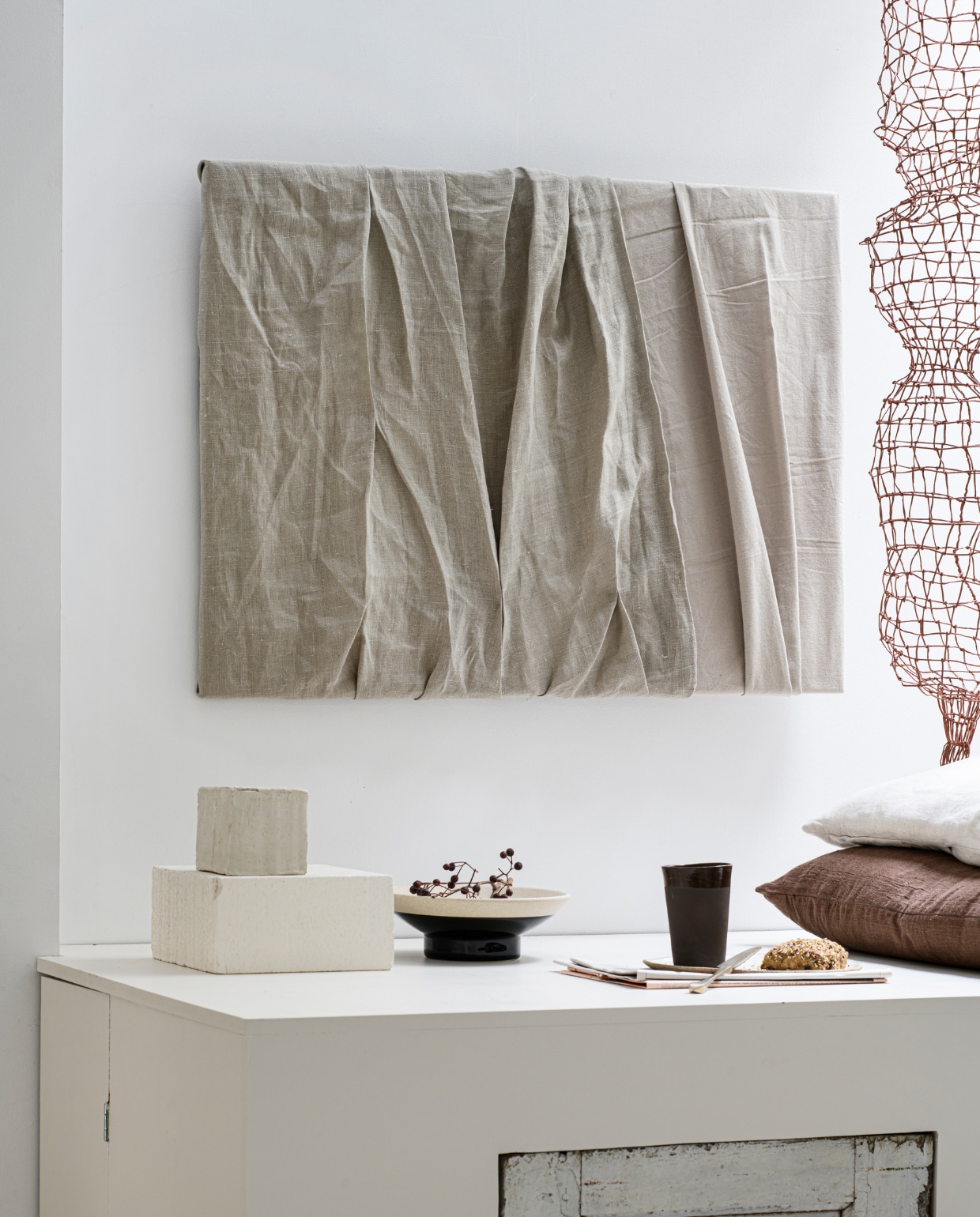 Keramieken schaal (hm.com). Linnen kussens van By Mölle (thefinestore.com). Keramieken beker van NaDesign, ecomix beeld (livvlifestyle.nl). Geweven hangvaas Ruth (atelierhop.com). Overig privébezit. vtwonen special DIY 07 | styling Myla Griese | fotografie Louis Lemaire