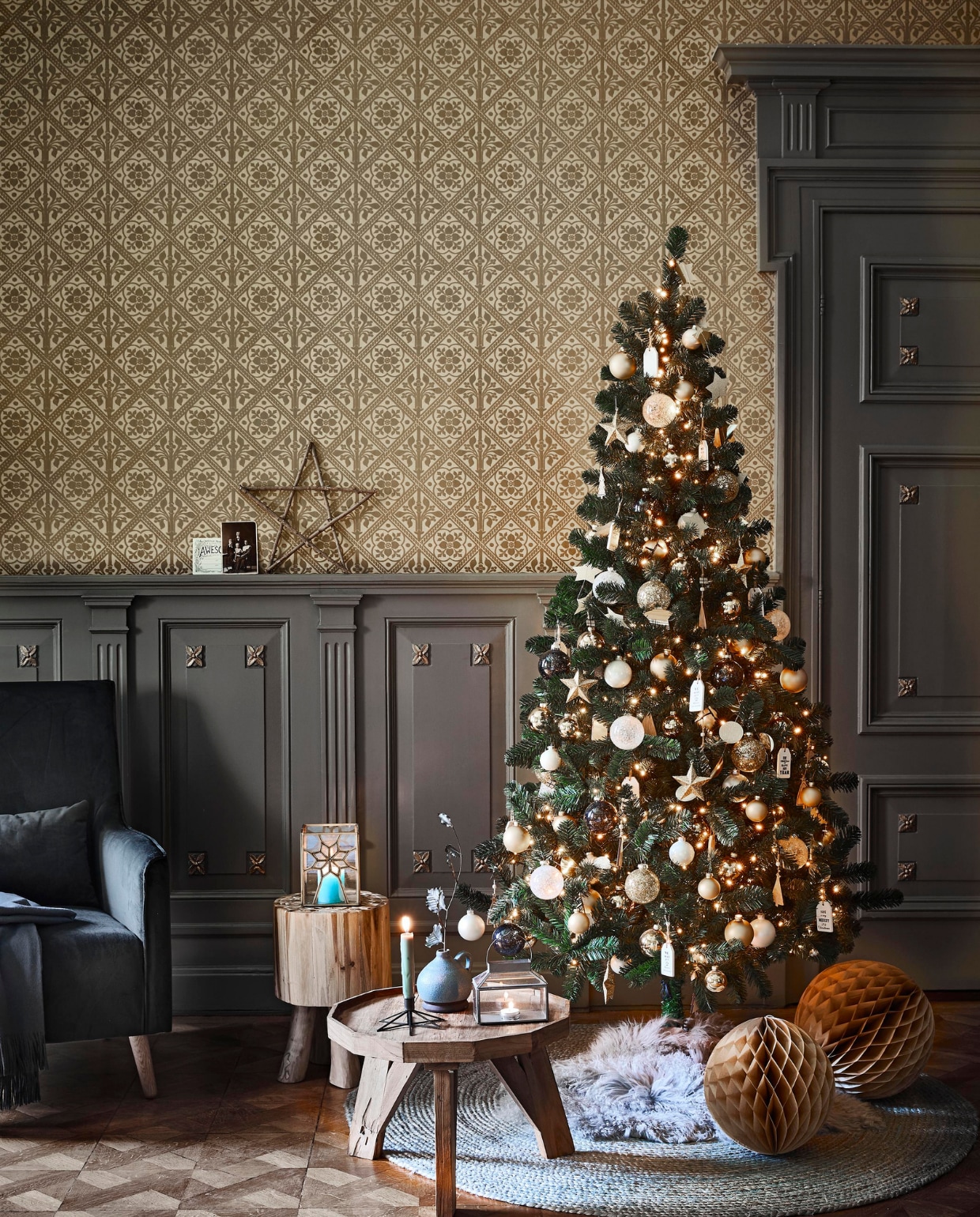 Kerstboom met goudkleurige decoratie, hoogte 215 cm, ornament Ster van IB Laursen 50x50 cm (lxb), fauteuil Chaz Beluga van House Doctor, 68x99 cm (bxh), waxinelichthouder van IB Laursen, 19x14,8 cm (lxb), salontafel van Modern Earth, 38x70 cm (hxØ), kandelaar Ster van Nordal, 6x16 cm (hxØ), vaas met handvat van Madam Stoltz, 13x11,5 cm (hxØ), waxinelichthouder van IB Laursen, 12x15,5 cm (hxb), schapenvacht van Lene Bjerre, 100x50 cm (lxb), honeycomb van Delight Department, set van 2, jute vloerkleed van LaForma, Ø 150 cm. Overig privébezit. vtwonen 11-2017