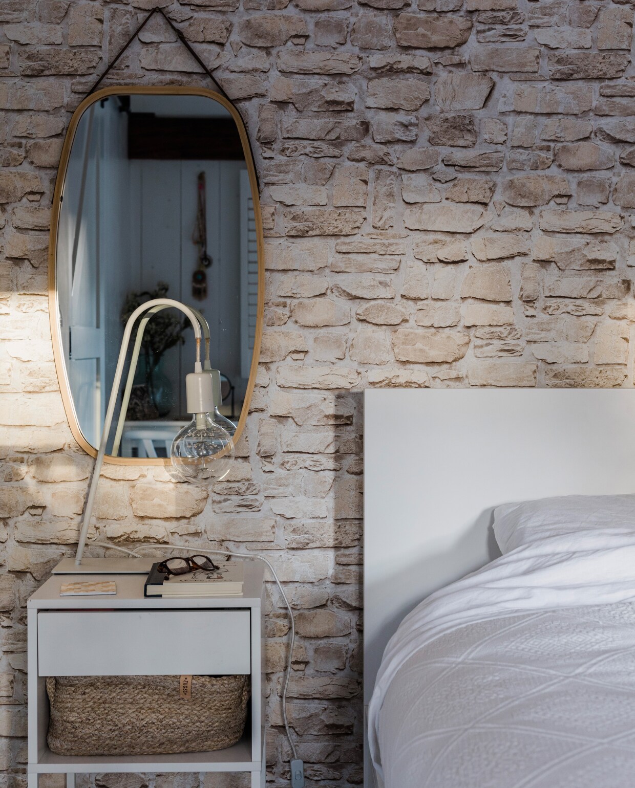 Bed en nachtkastje Ikea, spiegel Present Time, tafellamp vtwonen, behang Bauhaus. Overig onbekend. vtwonen 12-2023 | styling Anouschka Witteveen | fotografie Corine Hoge Bavel