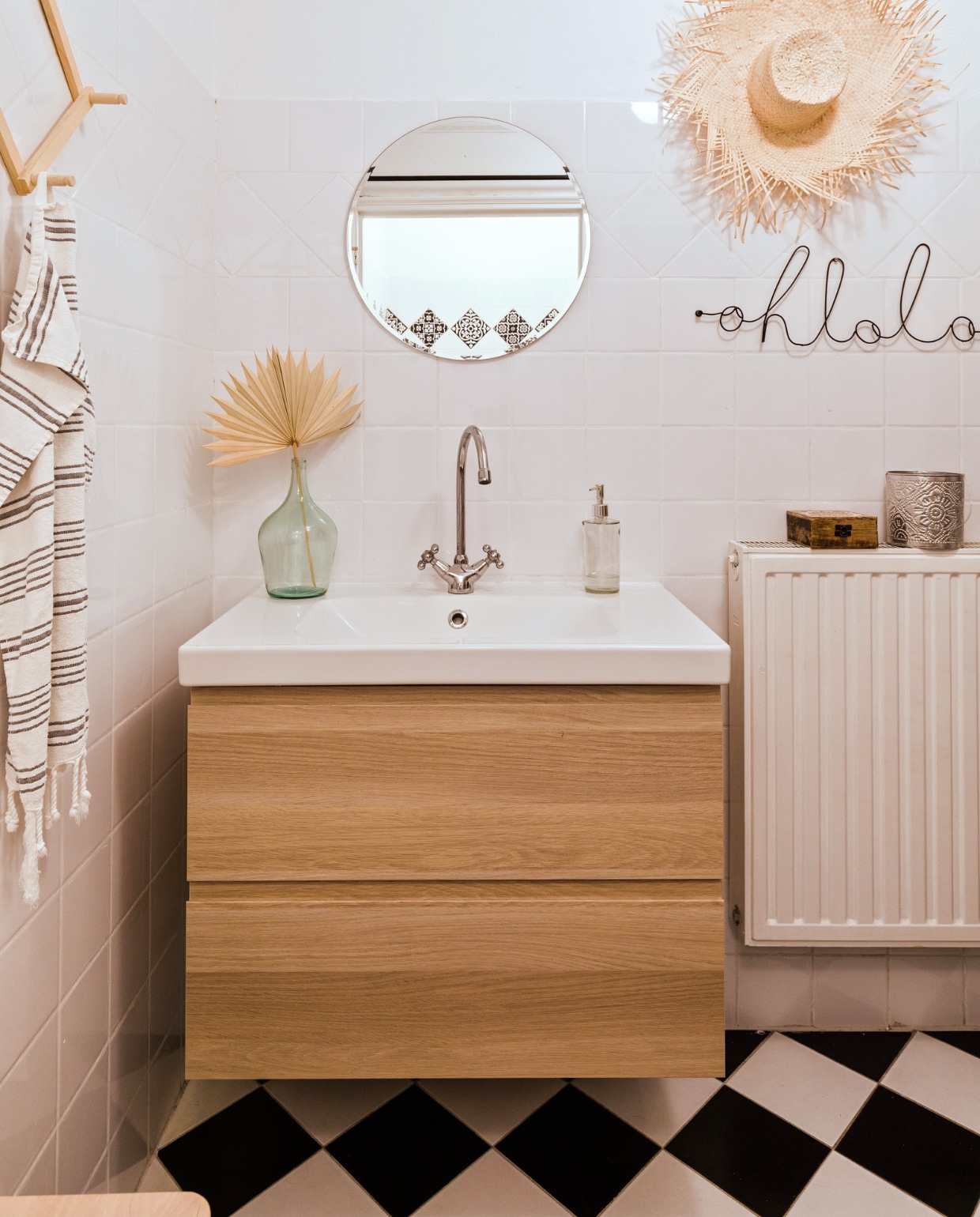 Spiegel Bga. Badmeubel en kraan Ikea. Hoed uit Frankrijk, wandtekst Ohlala Karwei, windlicht Huushinne, kistje Action, wandrek Søstrene Grene, handdoek H&amp;M Home. Vaas en zeeppomp Kwantum. Wand- en vloertegels onbekend. vtwonen 12-2023 | styling Anouschka Witteveen | fotografie Corine Hoge Bavel