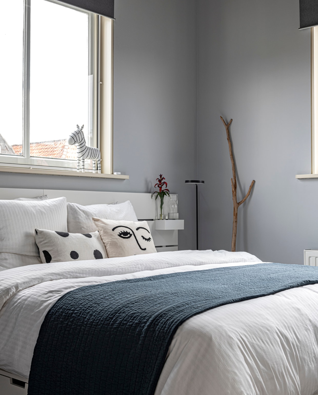 Zebra gekocht in Manchester. Bed en wit beddengoed Ikea, sprei Dkny. Lamp West Elm. Kussen Winky van Urban Outfitters, gestippelde stof van sloop Kazuyo Nomura. Muurverf White Dove van Flexa. vtwonen special binnenkijken 12-2020 | styling Sharon Roest | fotografie Caroline Martinot