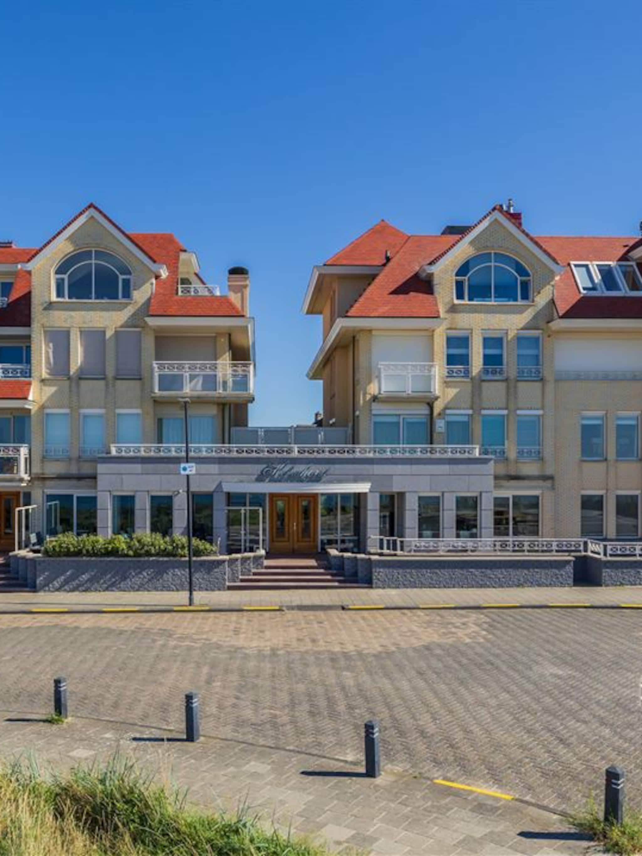 gespot louis van gaal verkoopt zijn luxe miljoenenappartement aan de noordwijkse kust