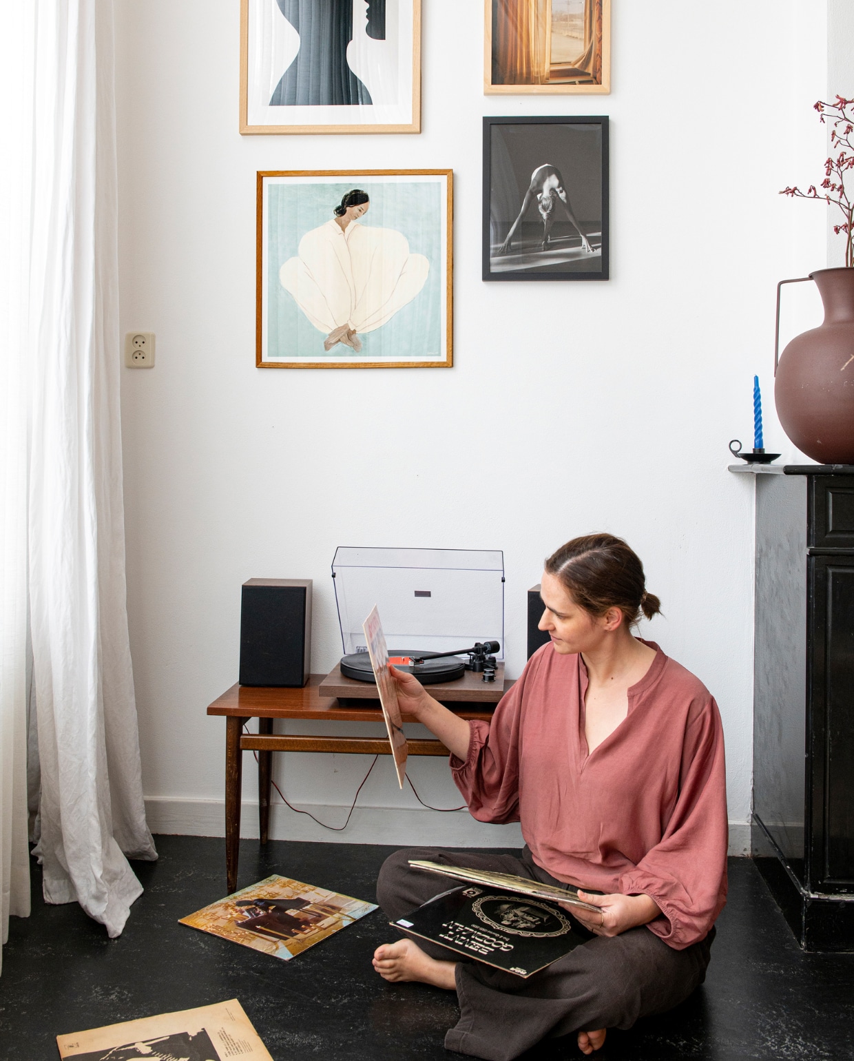 Bijzettafel vintage, prints Poster Club, platenspeler Crosley. Overig onbekend. vtwonen 12-2023 | productie De Binnenkijkers | styling  Jeske Weel | fotografie Caroline Coehorst