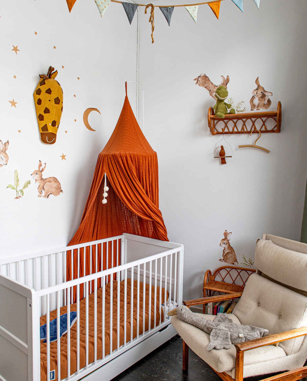 Bed Ikea, bedhemel Play at Slaep. Stoel, boekenrek en wandrek vintage. Overig onbekend. vtwonen 12-2023 | productie De Binnenkijkers | styling  Jeske Weel | fotografie Caroline Coehorst