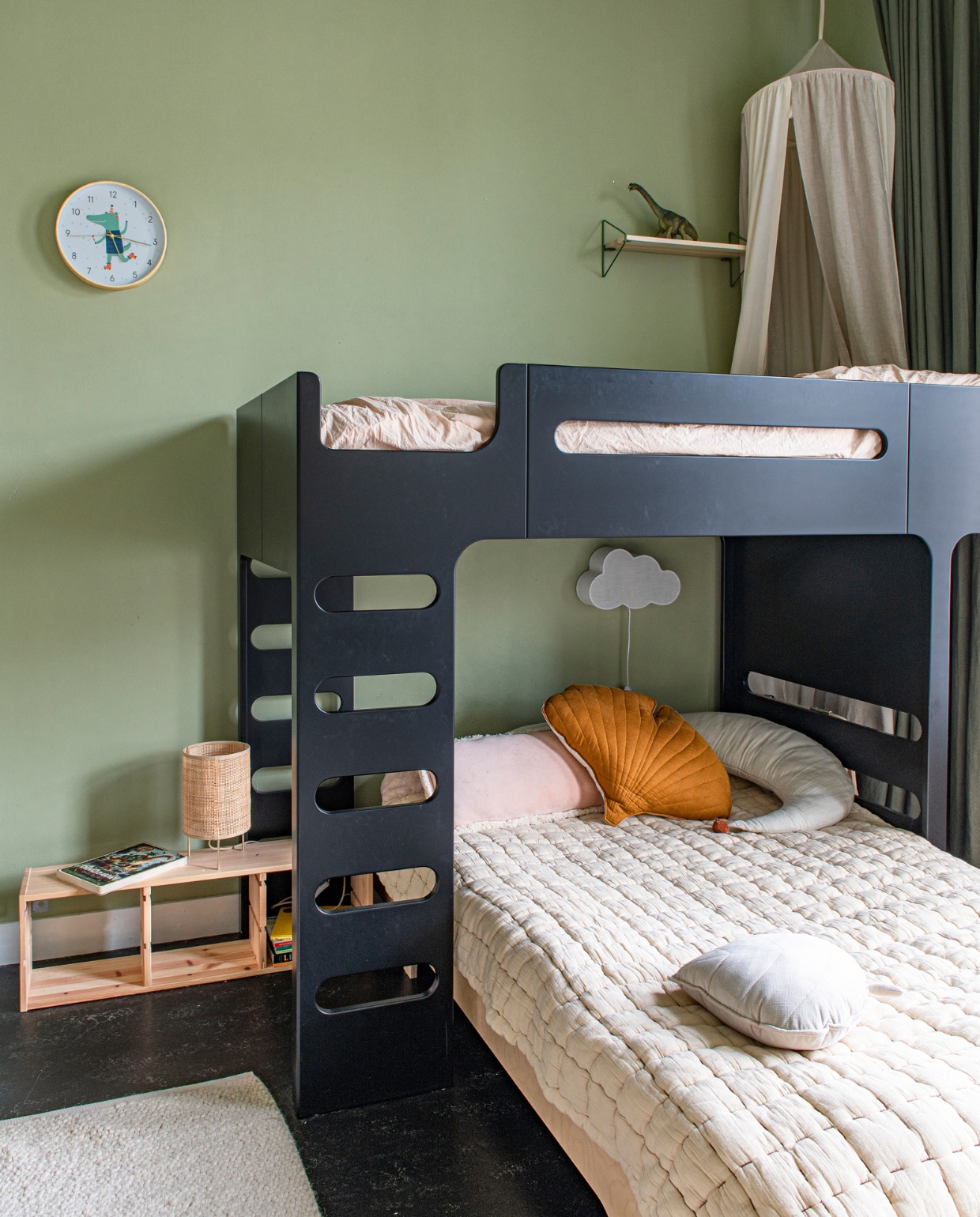 Bed Rafa Kids, gewatteerde sprei HKliving. Houten rek en wolklamp Ikea. Bedhemel Numero 74, wandplank vintage, vloerkleed Ferm Living. Overig onbekend. vtwonen 12-2023 | productie De Binnenkijkers | styling  Jeske Weel | fotografie Caroline Coehorst
