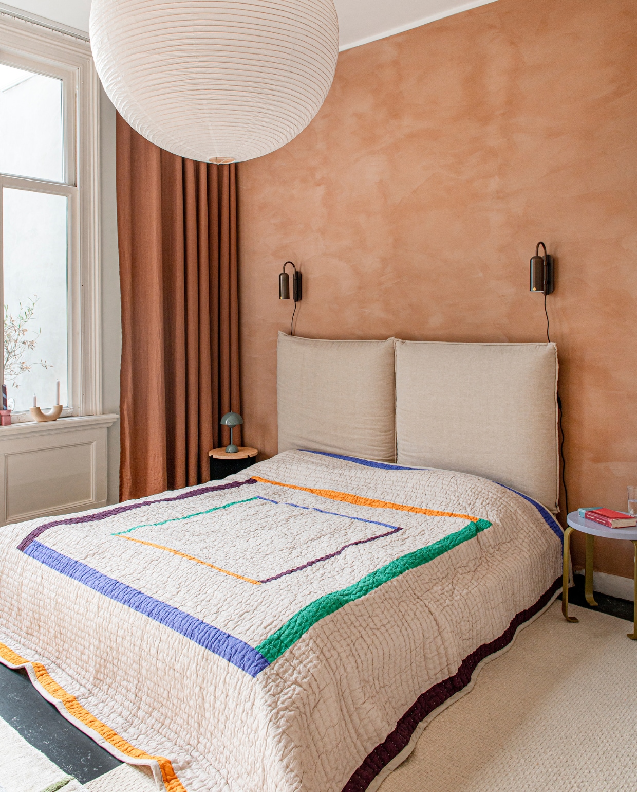 Sprei Hübsch. Hanglamp Ikea, muurverf Kalkliter, gordijnen hingen er al. Overig onbekend. vtwonen 12-2023 | productie De Binnenkijkers | styling  Jeske Weel | fotografie Caroline Coehorst