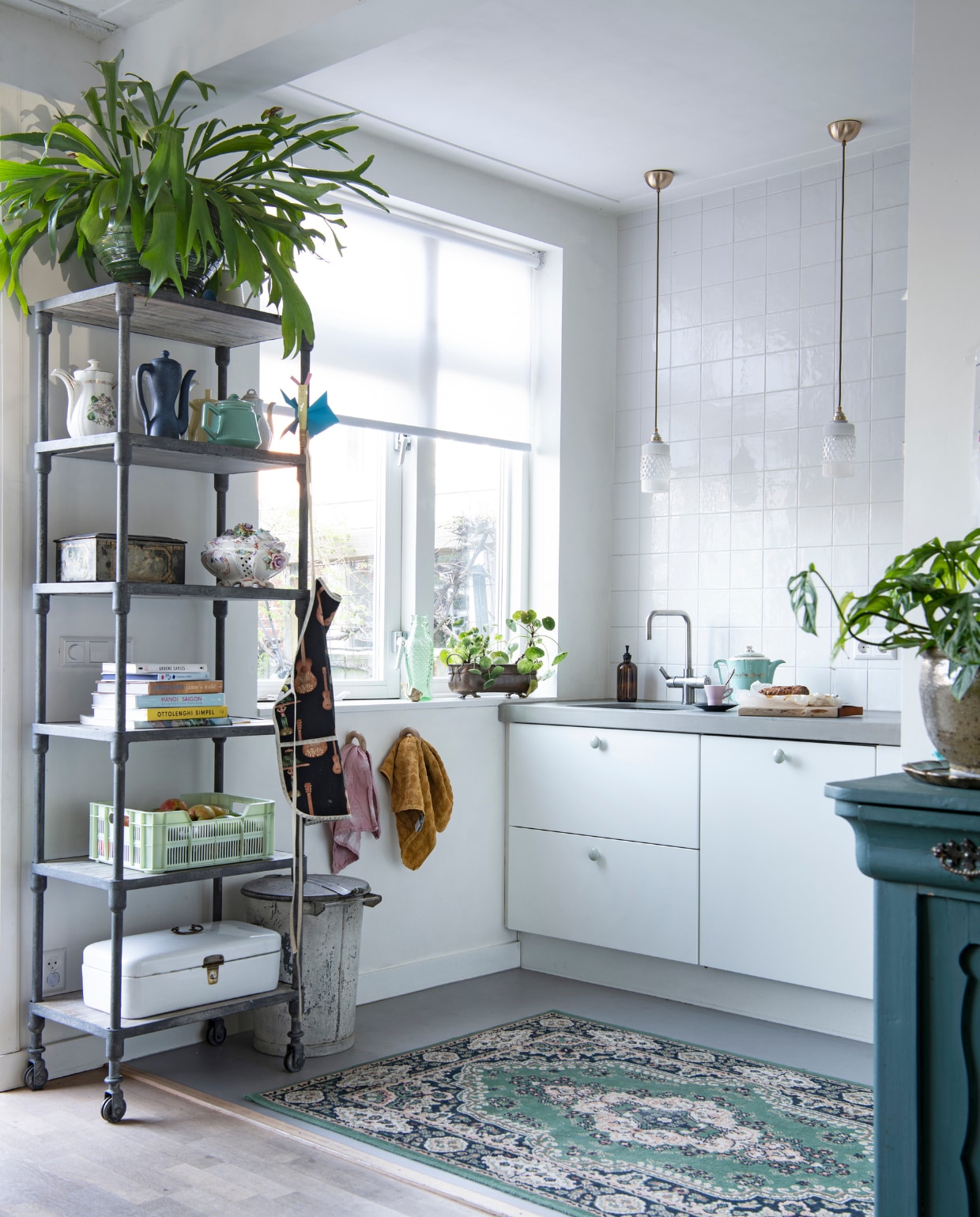 Keuken Kampioen. Vloerkleed kringloopwinkel. Kast De Troubadour. Oude pedaalemmer van Kims studentenkamer. Hanglampen Fortune Flea. Herkomst low budget witte tegels onbekend. Plant hertshoorn. Krat Hema. Schort souvenir van Hawaii. Broodbak Les Brocanteurs. Overige vintage vondsten. vtwonen binnenkijk special 12-2020 | productie Insidehomepage | styling Kim Timmerman | fotografie Louis Lemaire