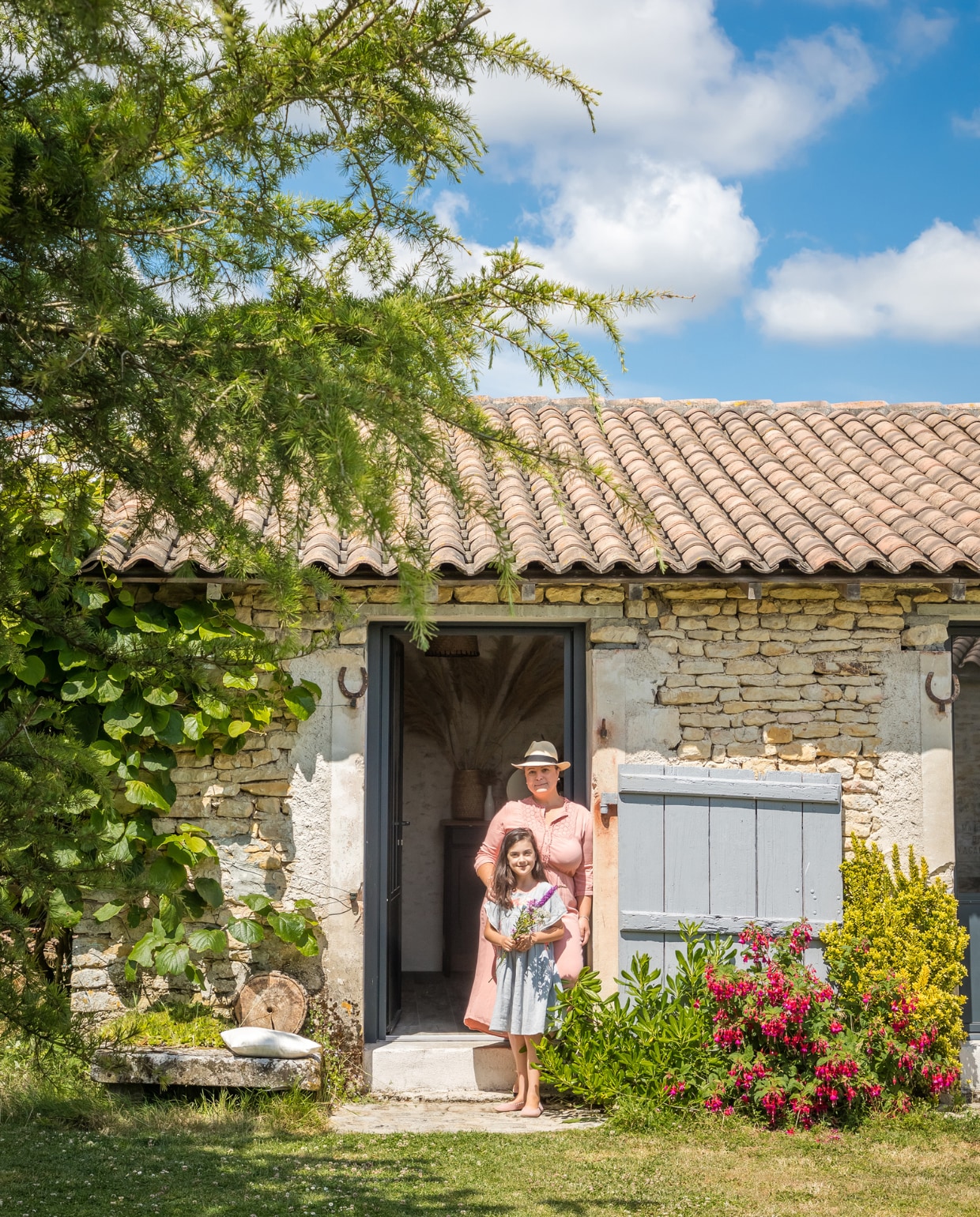 Virginie en Daphné in de deuropening van hun authentieke Franse huis. vtwonen 04-2022 | productie AC Scoffoni | styling Marie-Maud Levronfotografie Cécile Perrinet-Lhermitte