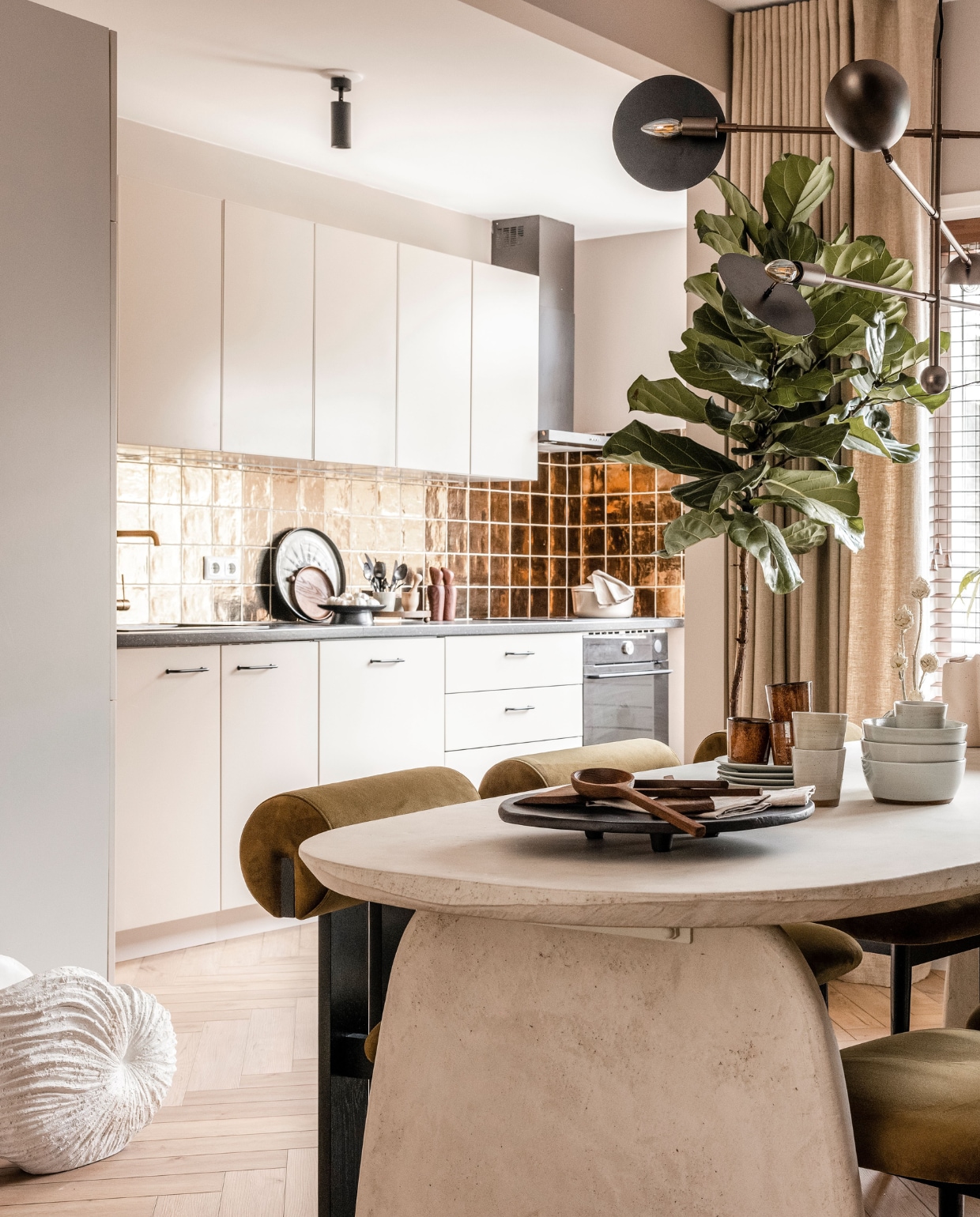 Verf muren Urban Taupe Flexa. Houten jaloezieën (55 mm) in de kleur 8360 van Luxaflex Aanhuis.nl. Gordijnen in de stof Piran en kleur Natural 12 Aanhuis.nl. Hanglamp Sahn Eijerkamp. Eettafel Femme - stone, handgemaakt van beton in de kleur Sand, 240x110x77cm BoxWorx. Eetkamerstoelen Hippo in de velvet stof olive 751 (cat 1) Eijerkamp, met 7 jaar All in House Service Eijerkamp. Schelp Ketoy Nordal. Zwarte schaal Duck Eijerkamp. Beige vaas Isabela XL Nordal. Beige vaas Isabela L Nordal. Beige vaas Isabela S Nordal. Groene vaas Goli Nordal. Houten keukengerei Pure van Serax vtwonen. 12-delig serviesset Grød van Broste Copenhagen vtwonen. Bruine kopjes merci n9 van Serax vtwonen. Bloempot Construct van Serax vtwonen. Takken, plant Waterdrinker Weer verliefd op je huis aflevering 3 seizoen 18 | styling Liza Wassenaar | fotografie Sonja Velda