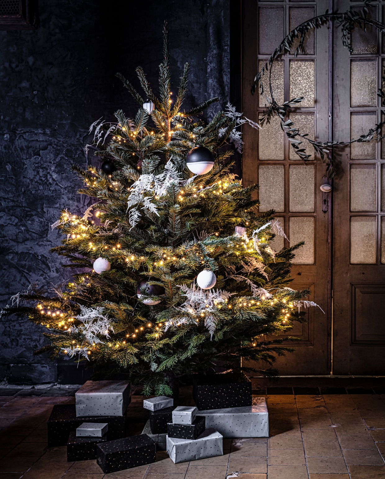 Diverse kerstballen vanaf € 4,95. Zwarte metalen ornamenten ring, 100 cm (Ø) € 24,95, ook verkrijgbaar in 80 cm (Ø) € 19,95. Overig privébezit. vtwonen 12-2021| productie Tanja Saarberg | styling Kim van Rossenberg | fotografie Sjoerd Eickman