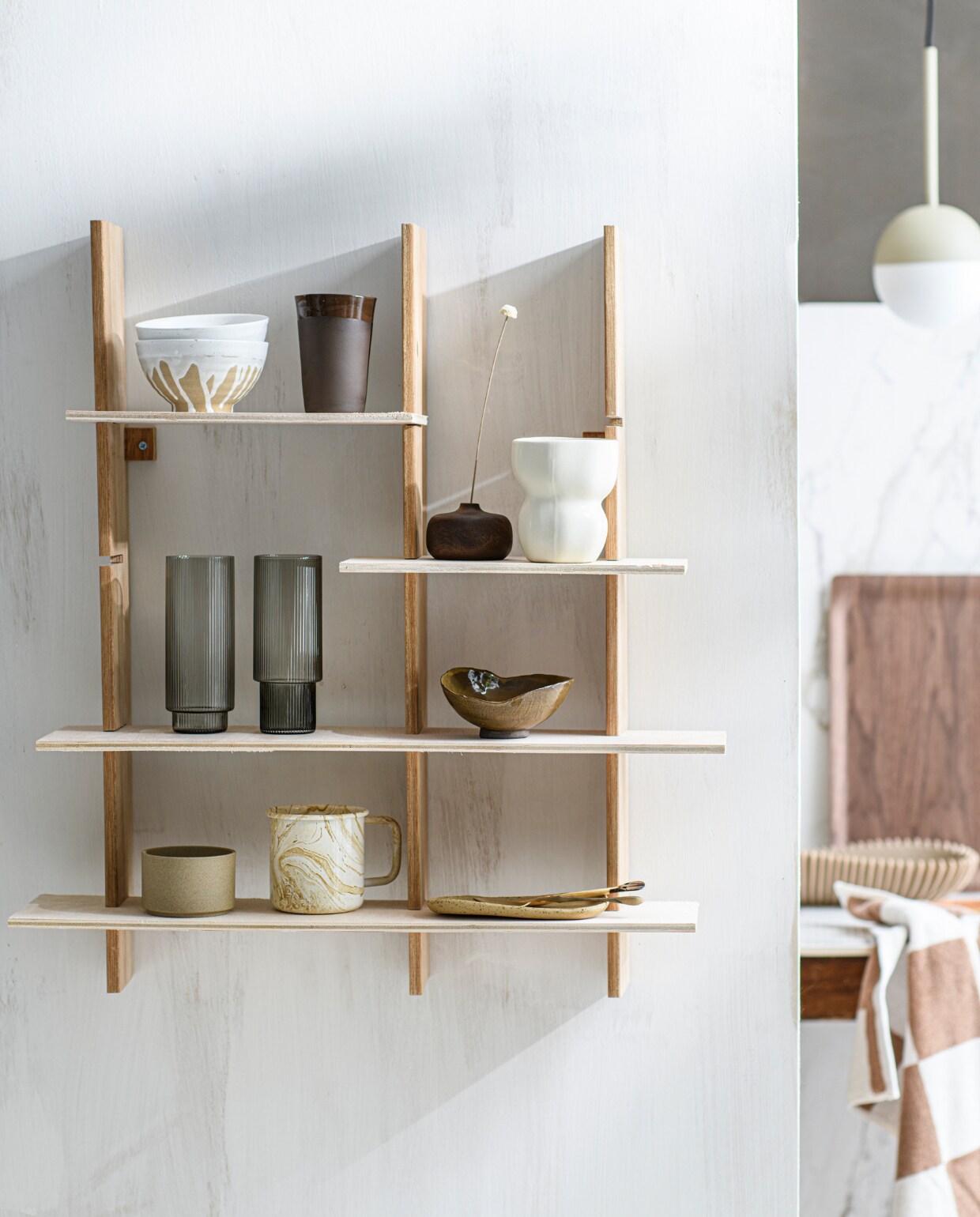 Keramieken schalen met druippatroon Camellia van Bloomingville € 8,95, bruine keramieken beker van NaDesign € 9,95, beige mok Limfjord van Livv Lifestyle € 11,95 (livvlifestyle.nl). Houten minivaas € 9,99, marmerlook metalen mok € 7,99, metalen hanglamp € 39,99, beige geribbelde schaal € 29,99 (hm.com). Grijs glas Ripple van Ferm Living, set van 4 € 59,-, mok van Hasami, porselein en klei € 16,-, walnootkleurig dienblad € 30,-, geblokte handdoek, oeko-tex katoen € 29,- (thefinestore.com). Keramieken schaal met ongelijke randen Rm. Ceramics € 35,-, langwerpig bord € 35,- (atelierhop.com). Marmerlook keramische wandtegel Massa (tonscholten.nl). Lepels privébezit. vtwonen special DIY 07 | productie &amp; styling Myla Griese | fotografie Louis Lemaire
