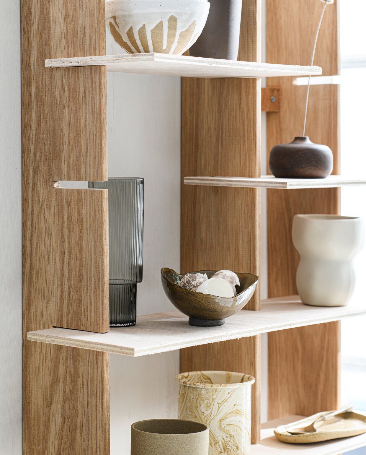Keramieken schalen met druippatroon Camellia van Bloomingville € 8,95, bruine keramieken beker van NaDesign € 9,95, beige mok Limfjord van Livv Lifestyle € 11,95 (livvlifestyle.nl). Houten minivaas € 9,99, marmerlook metalen mok € 7,99, metalen hanglamp € 39,99, beige geribbelde schaal € 29,99 (hm.com). Grijs glas Ripple van Ferm Living, set van 4 € 59,-, mok van Hasami, porselein en klei € 16,-, walnootkleurig dienblad € 30,-, geblokte handdoek, oeko-tex katoen € 29,- (thefinestore.com). Keramieken schaal met ongelijke randen Rm. Ceramics € 35,-, langwerpig bord € 35,- (atelierhop.com). Marmerlook keramische wandtegel Massa (tonscholten.nl). Lepels privébezit. vtwonen special DIY 07 | productie &amp; styling Myla Griese | fotografie Louis Lemaire