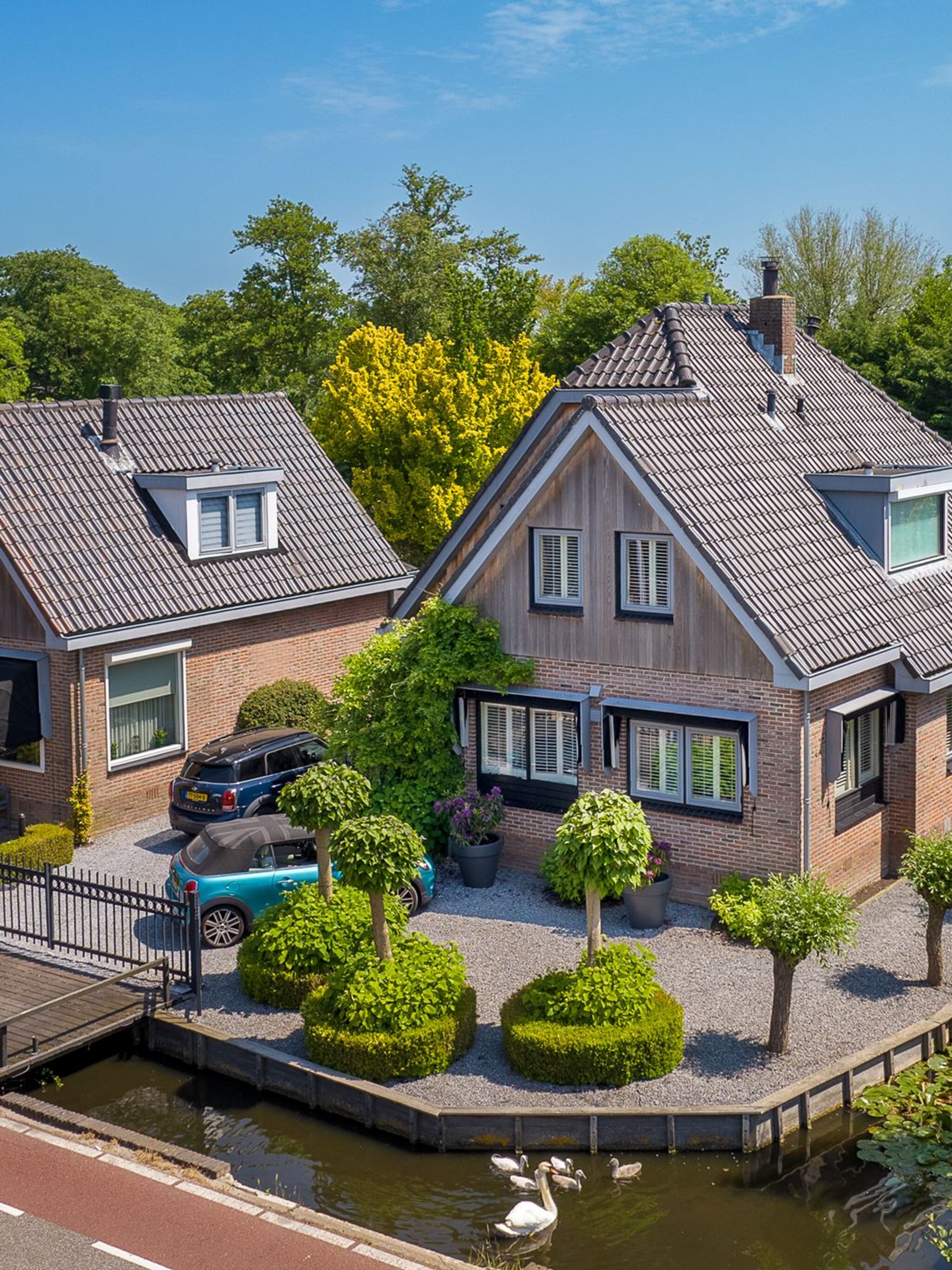 gespot de prachtige villa van de nederlandse televisiepresentatoren carlo boszhard staat te koop en zo ziet ie eruit